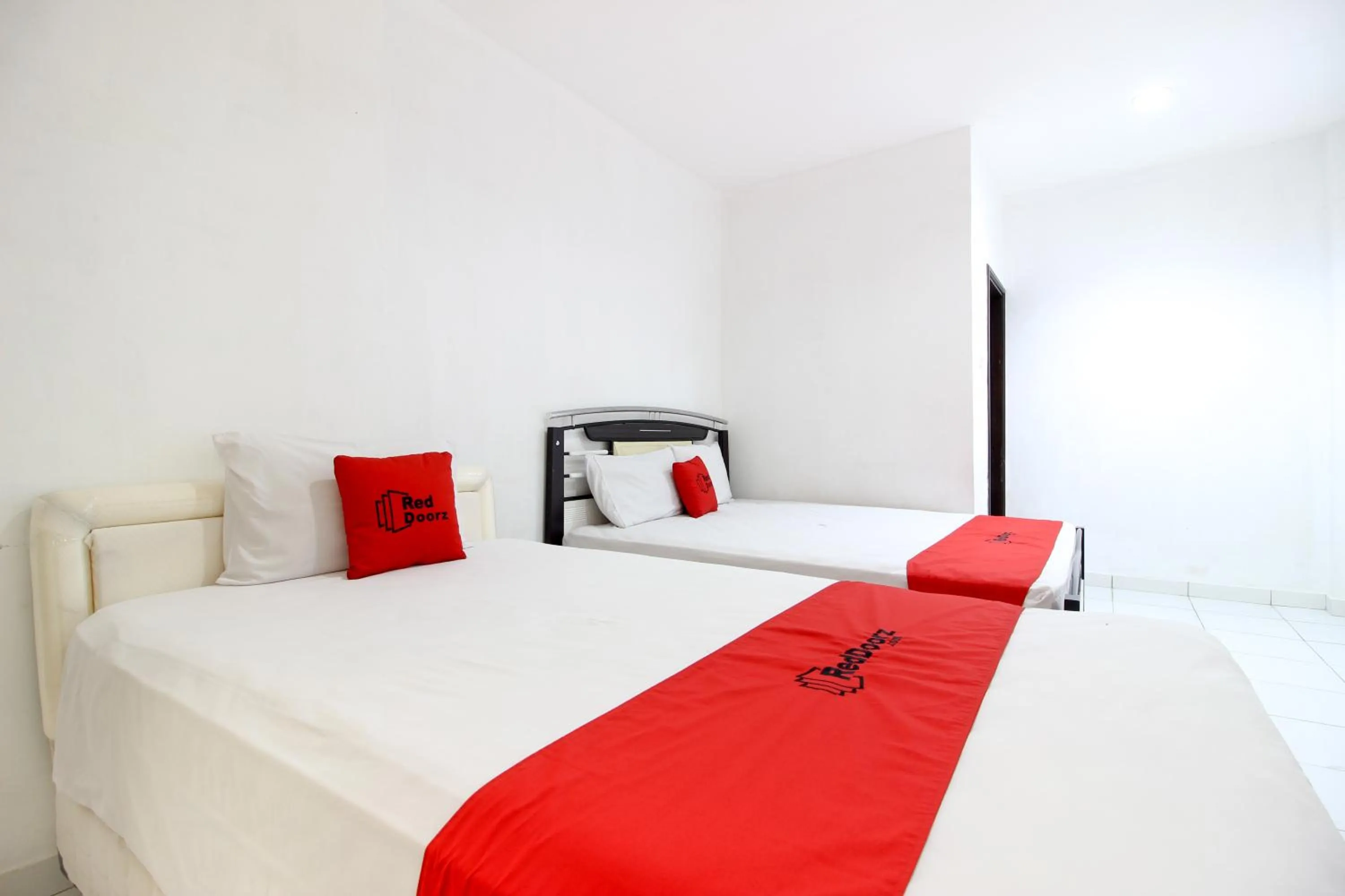 Bedroom, Bed in RedDoorz near RS Sarjito Yogyakarta 2