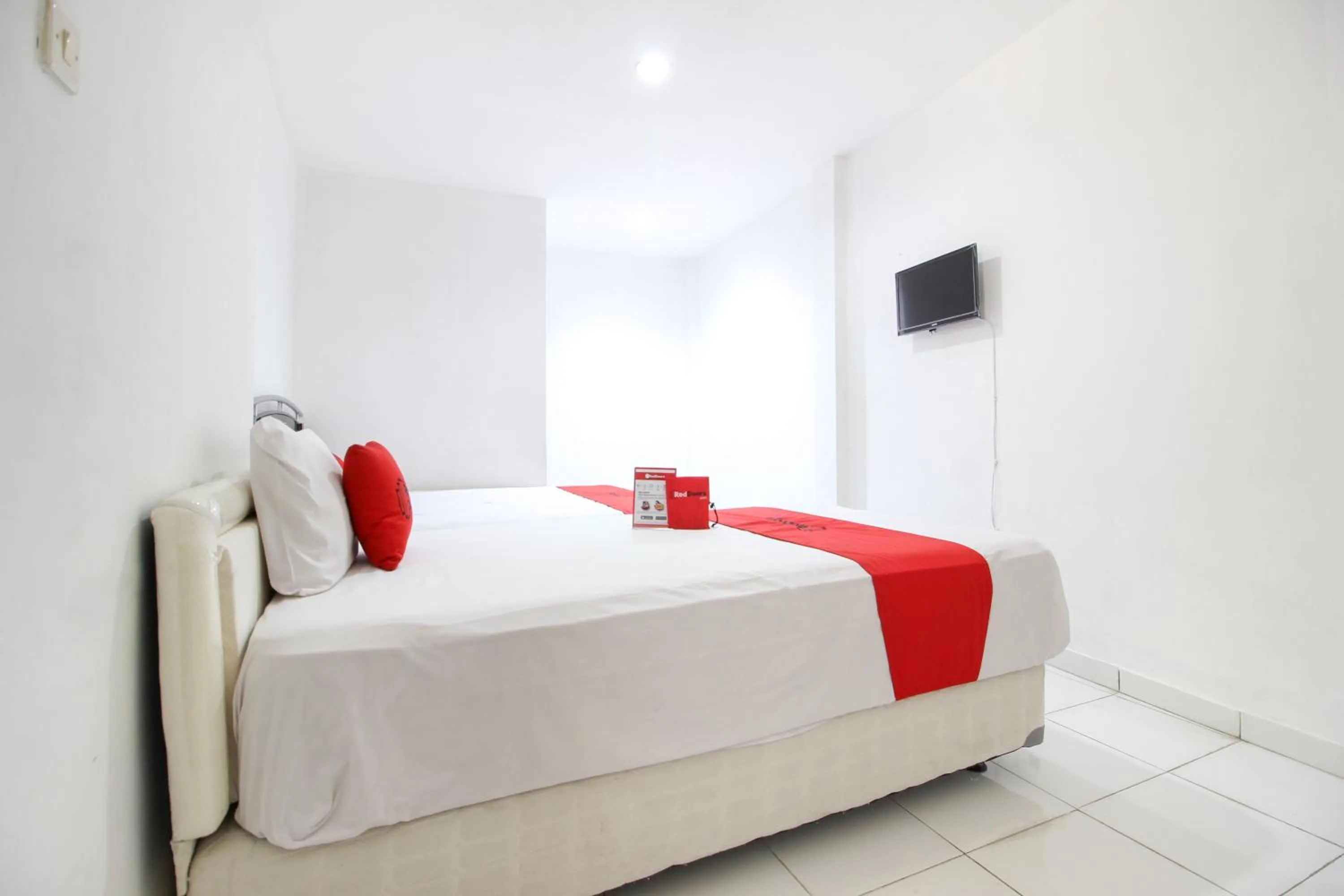 Bedroom, Bed in RedDoorz near RS Sarjito Yogyakarta 2