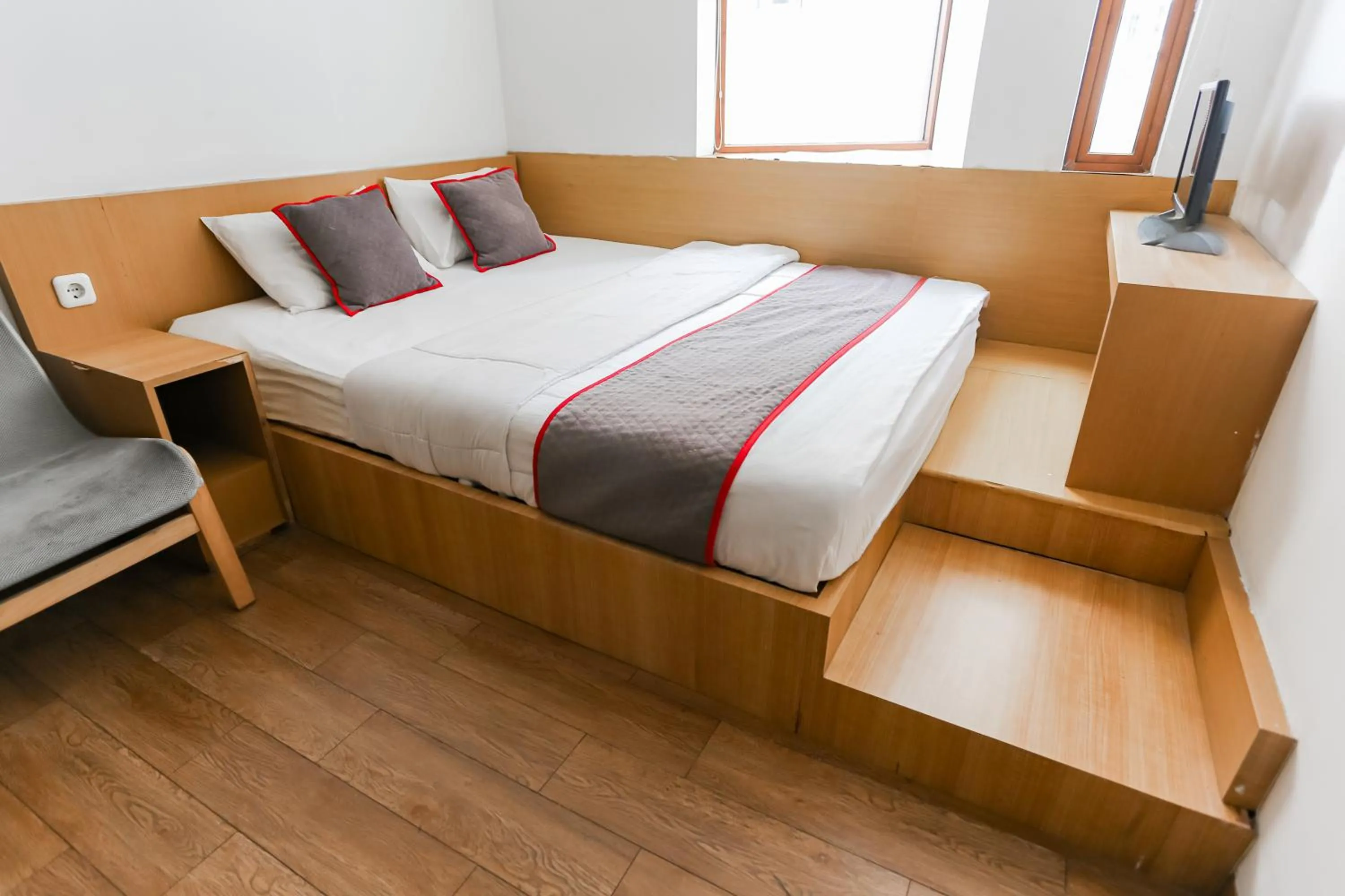 Deluxe Double Room in Urbanview Odori Residence Pondok Indah by RedDoorz