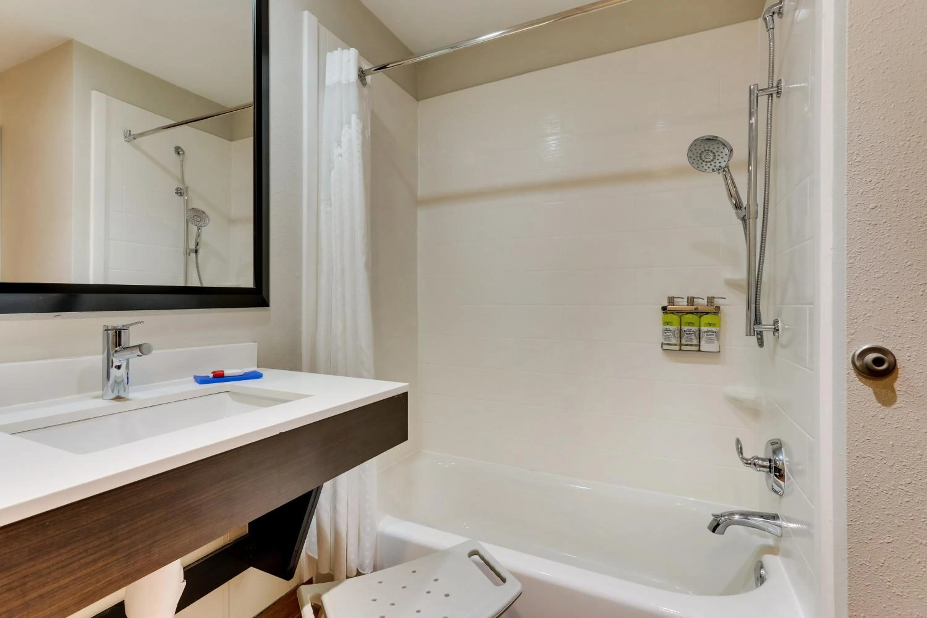 Bathroom in Holiday Inn Express & Suites - Ardmore by IHG