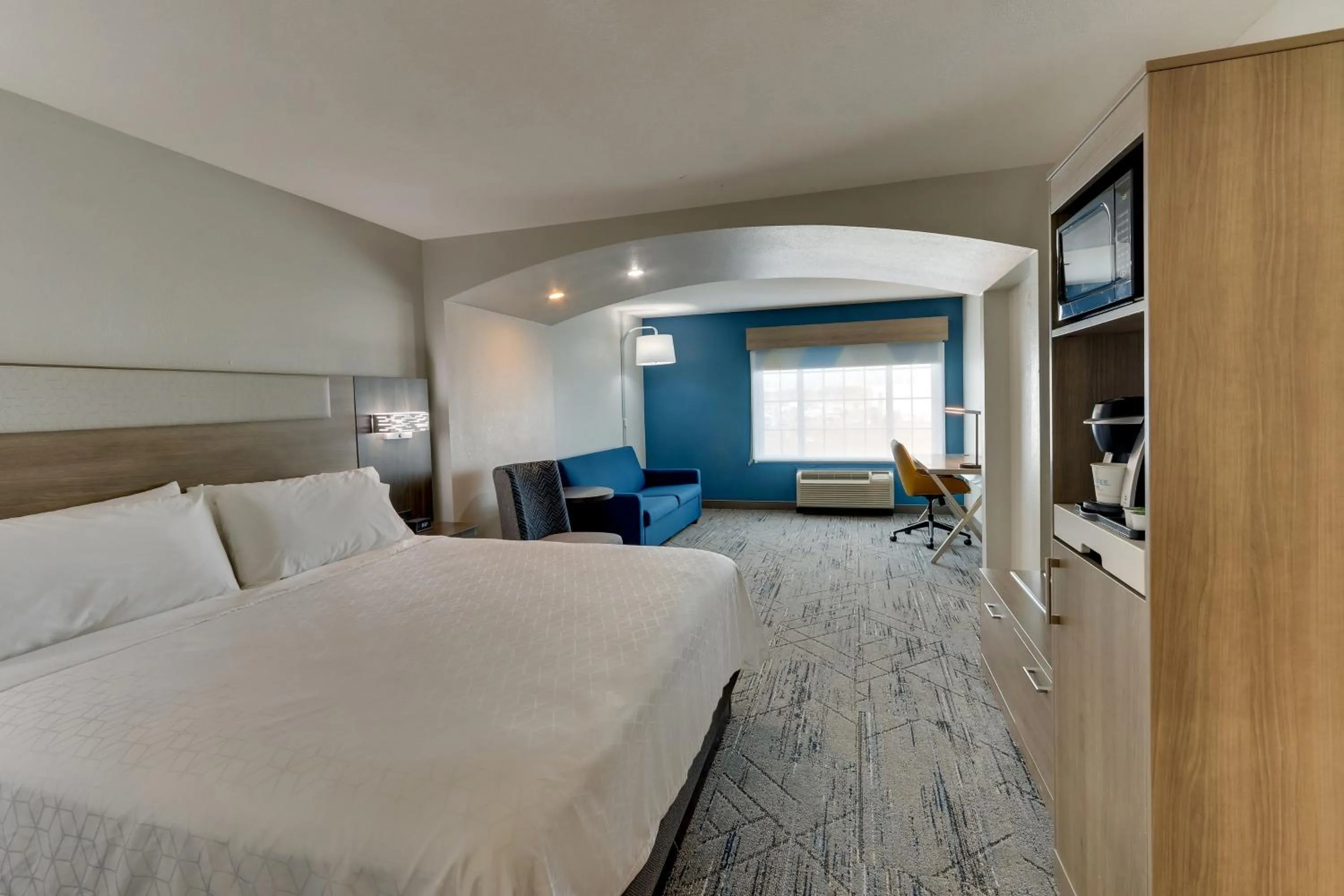 Photo of the whole room, Bed in Holiday Inn Express & Suites - Ardmore by IHG