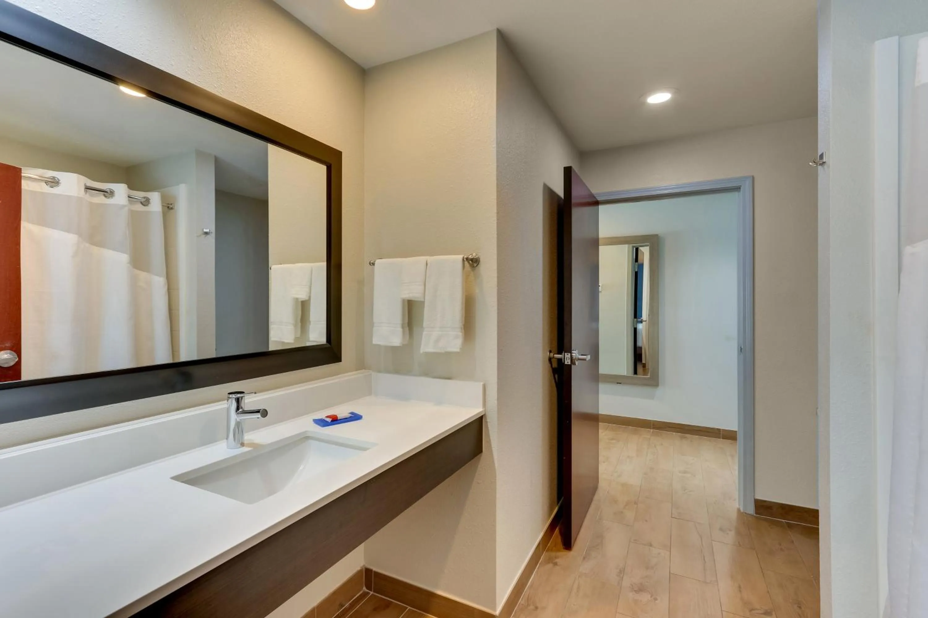 Bathroom in Holiday Inn Express & Suites - Ardmore by IHG