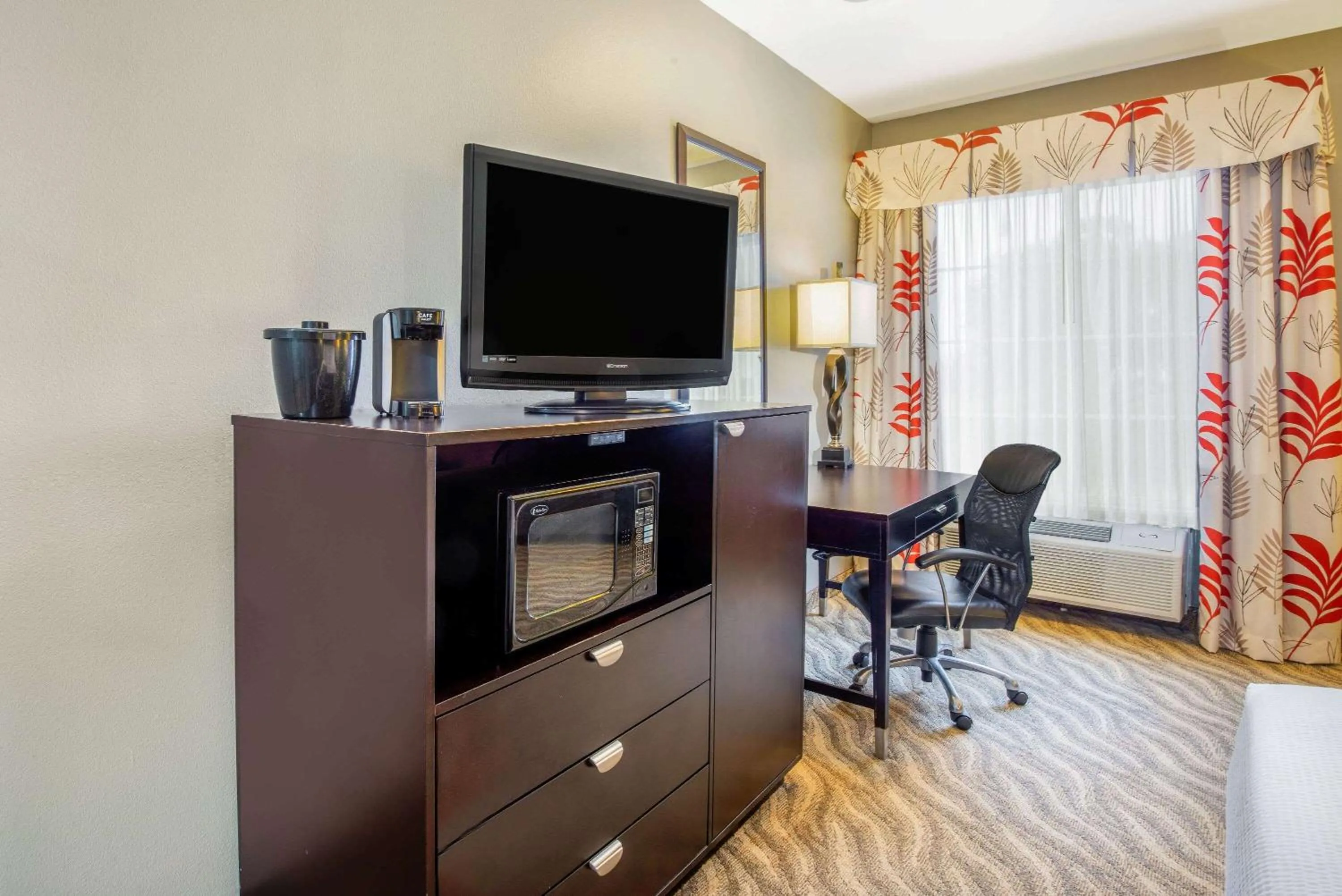 Photo of the whole room in La Quinta by Wyndham Glen Rose