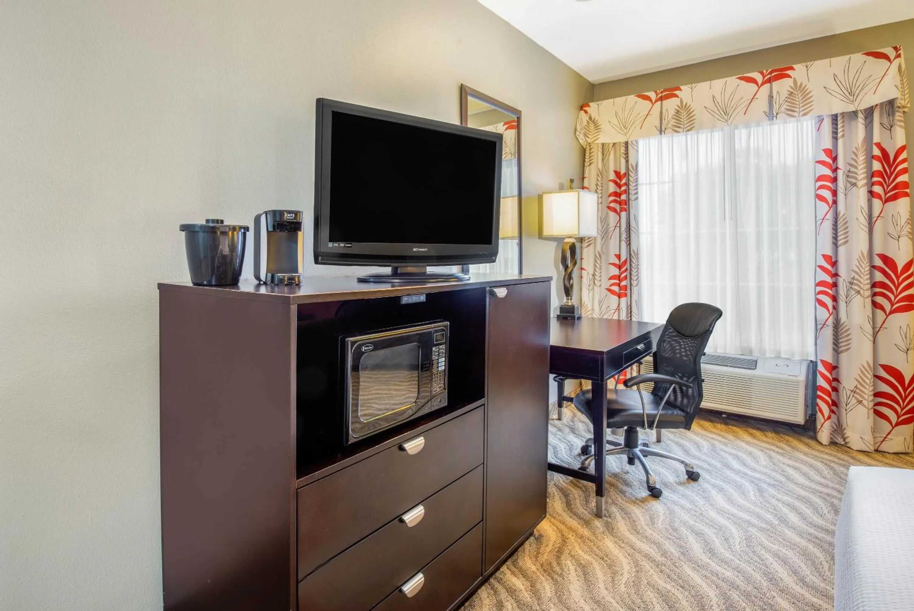 TV and multimedia in La Quinta by Wyndham Glen Rose
