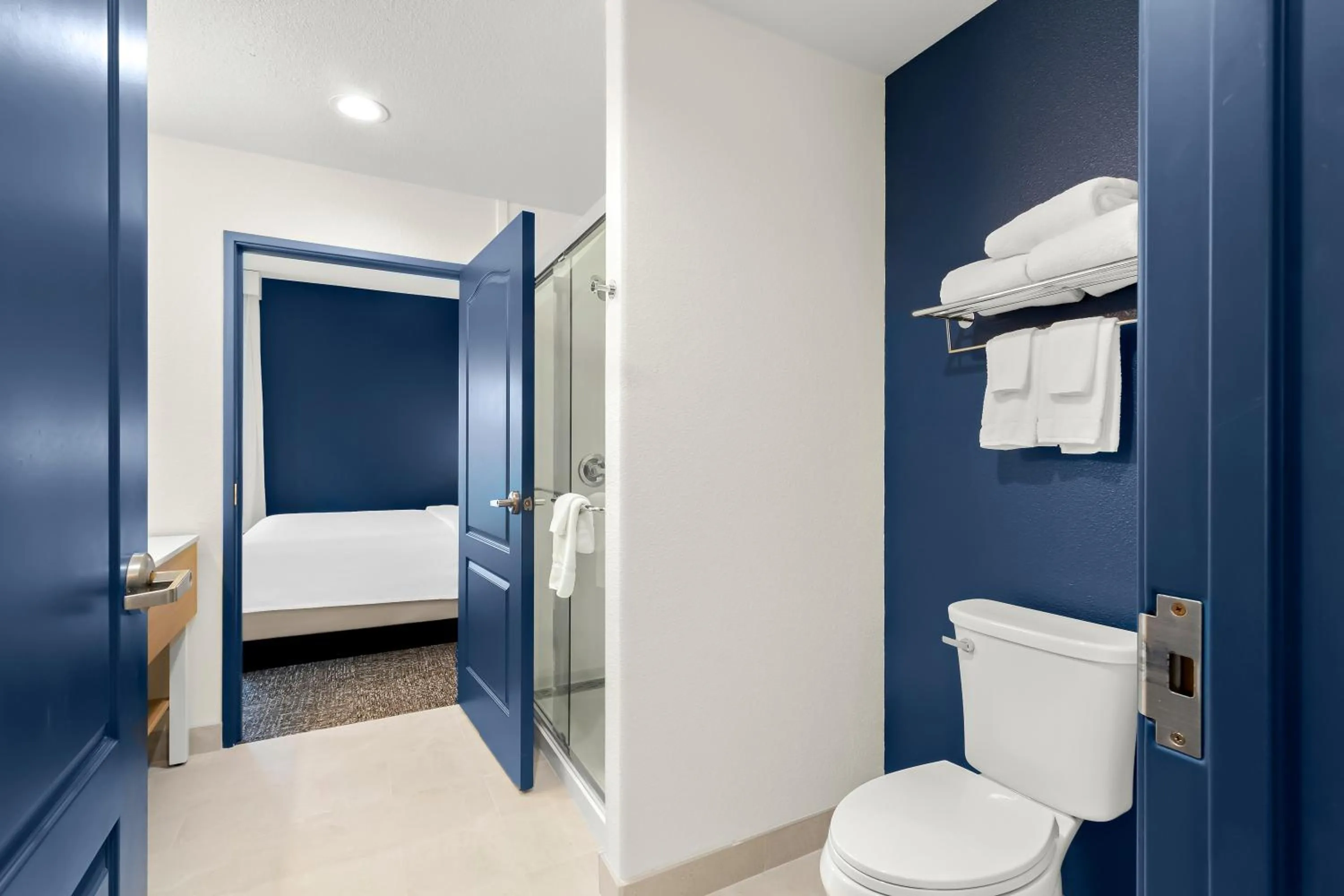 Bathroom, Bed in Spark By Hilton Missouri City