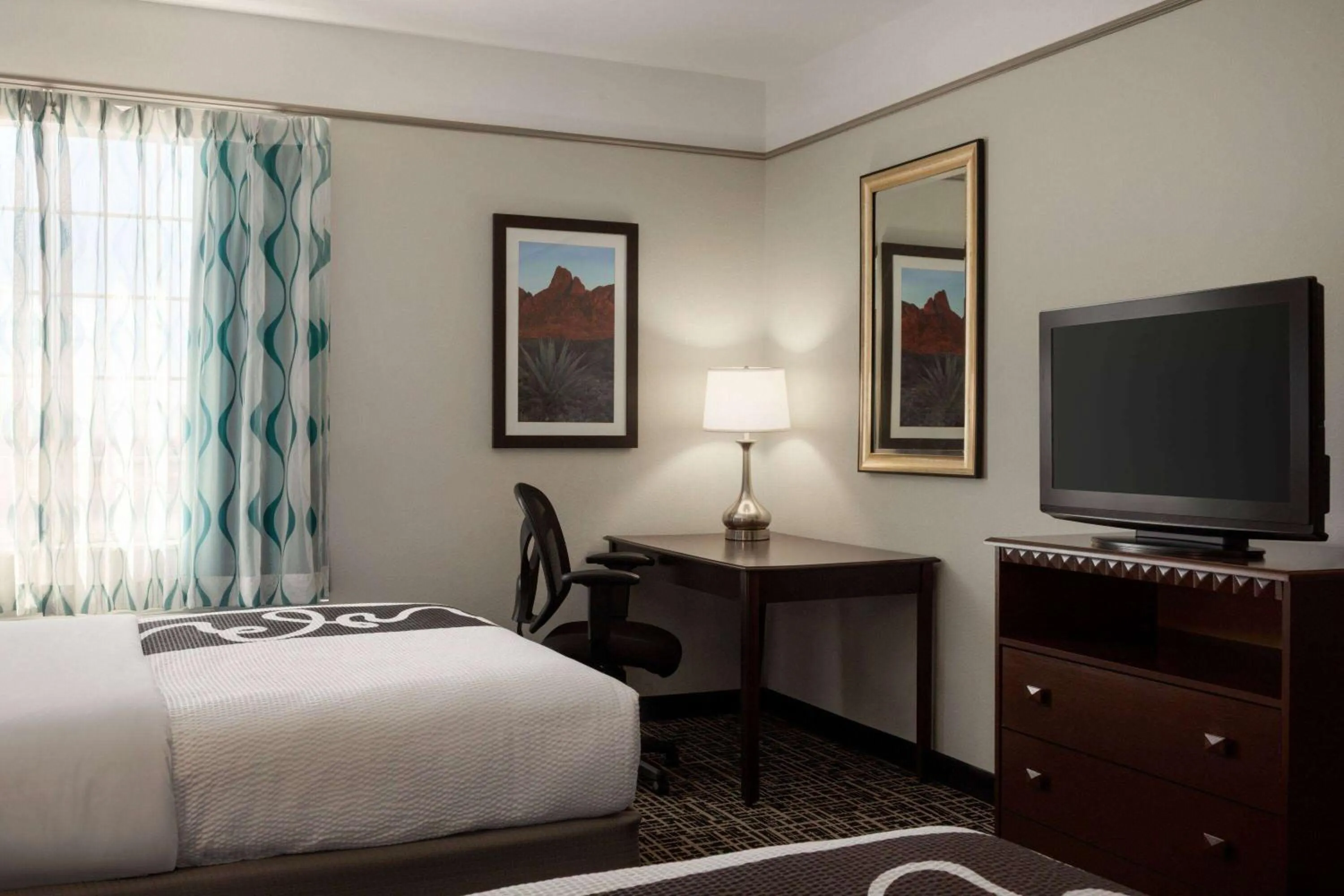 Photo of the whole room, Bed in La Quinta by Wyndham Dumas