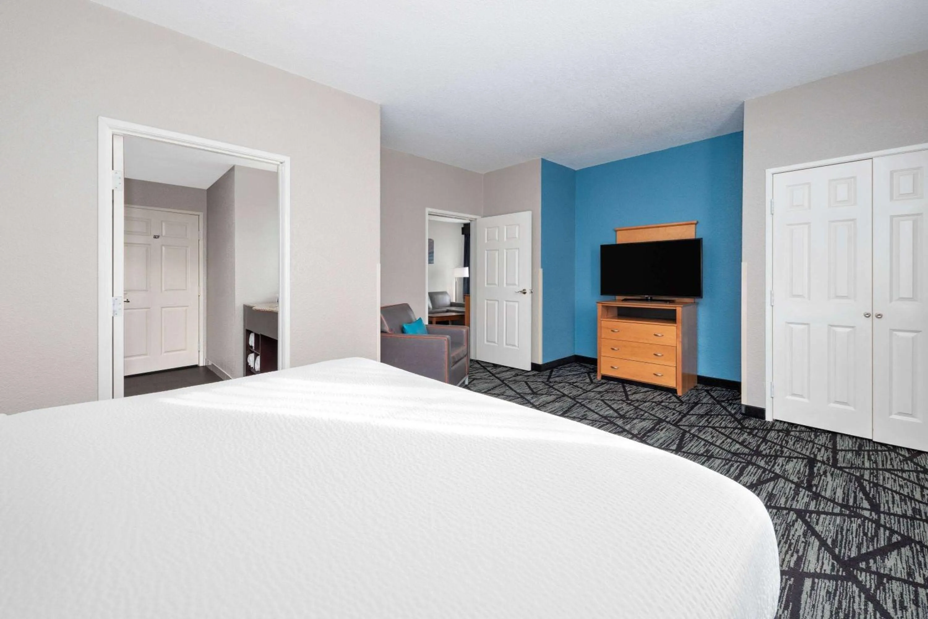 Photo of the whole room, Bed in La Quinta by Wyndham Alvarado