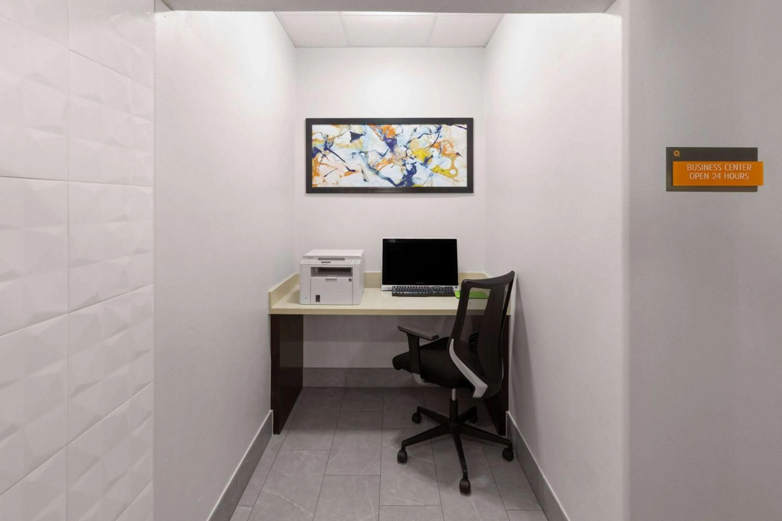 Business facilities in La Quinta by Wyndham Angleton