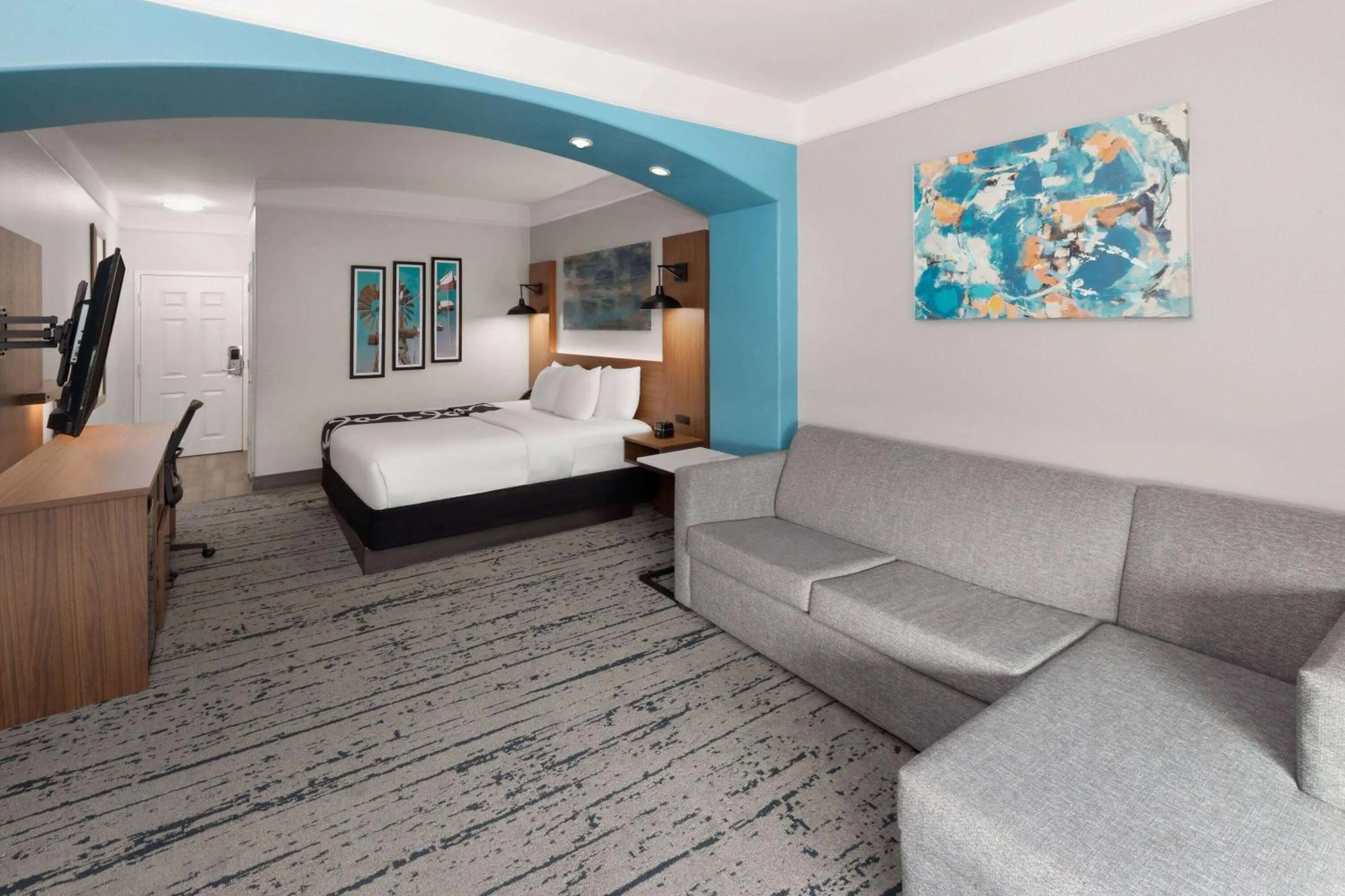 Photo of the whole room, Bed in La Quinta by Wyndham Angleton