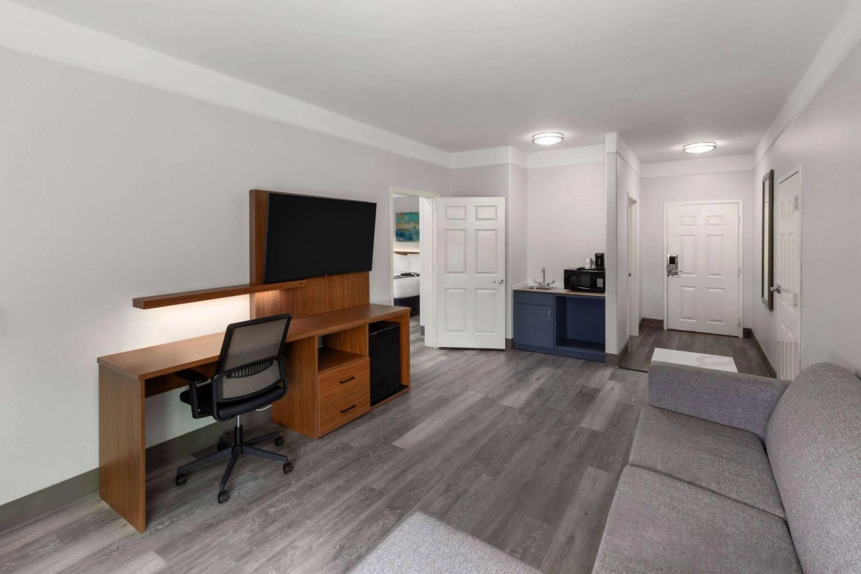 Photo of the whole room in La Quinta by Wyndham Angleton