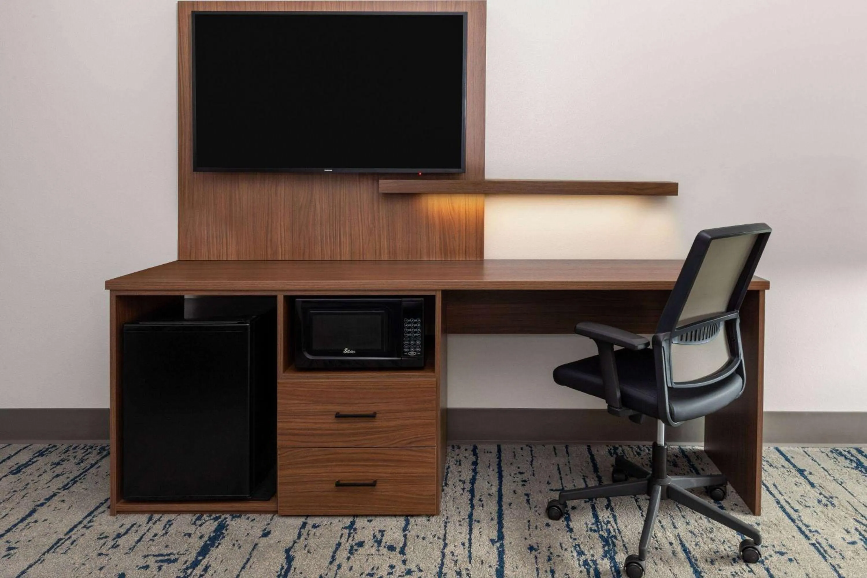 Photo of the whole room in La Quinta by Wyndham Angleton