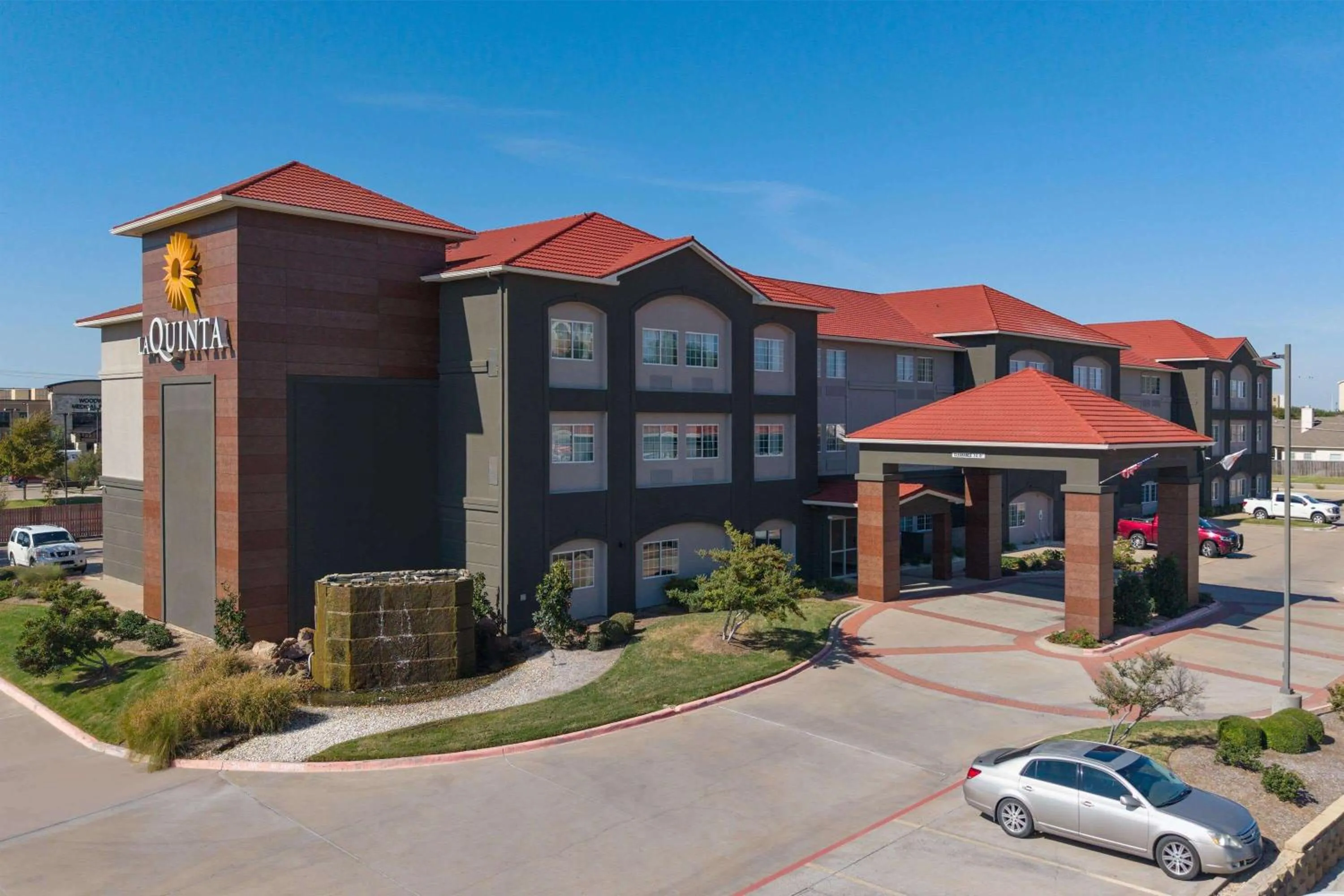 Property building in La Quinta by Wyndham Woodway - Waco South