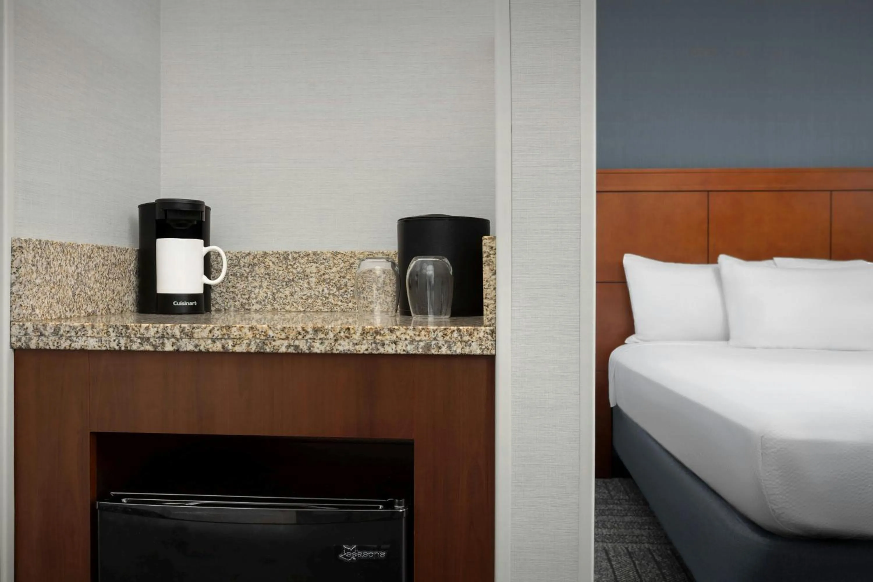 Photo of the whole room, Bed in Courtyard by Marriott Salisbury