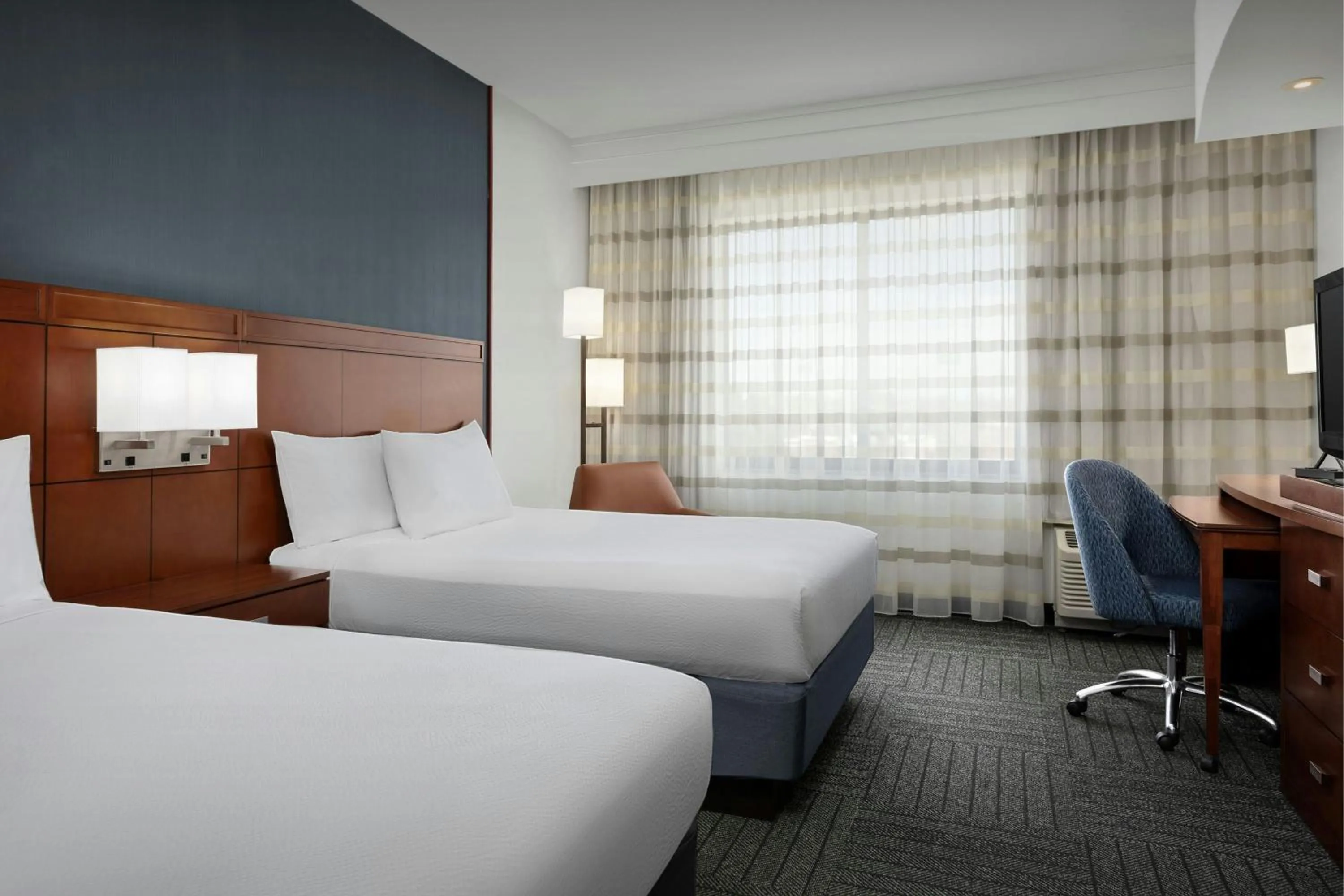 Photo of the whole room, Bed in Courtyard by Marriott Salisbury