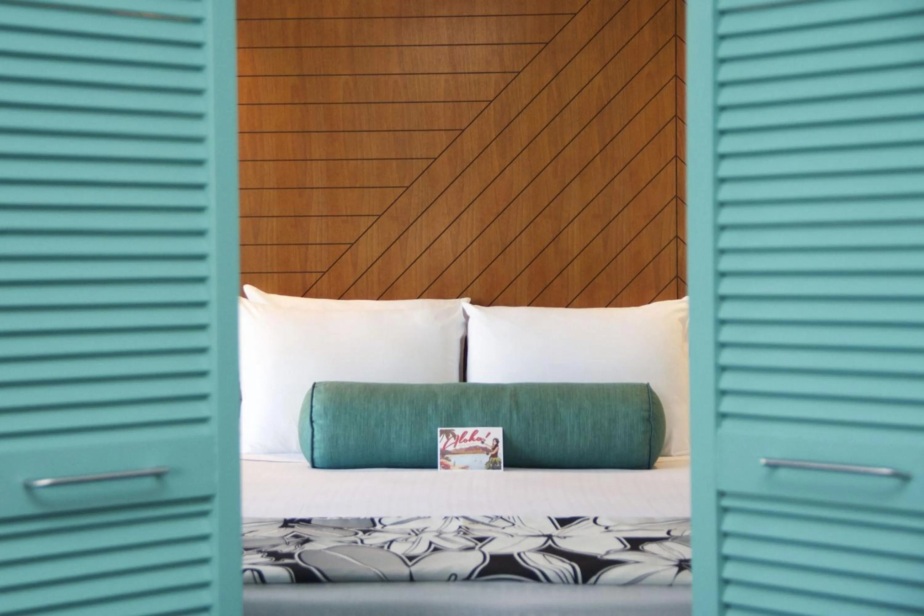 Bed in Oasis Hotel Waikiki