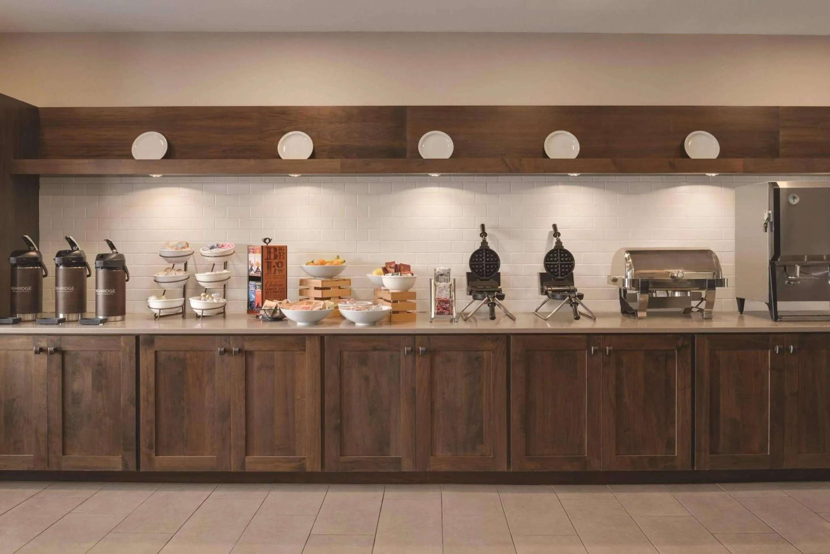 Breakfast in Country Inn & Suites by Radisson, Galena, IL