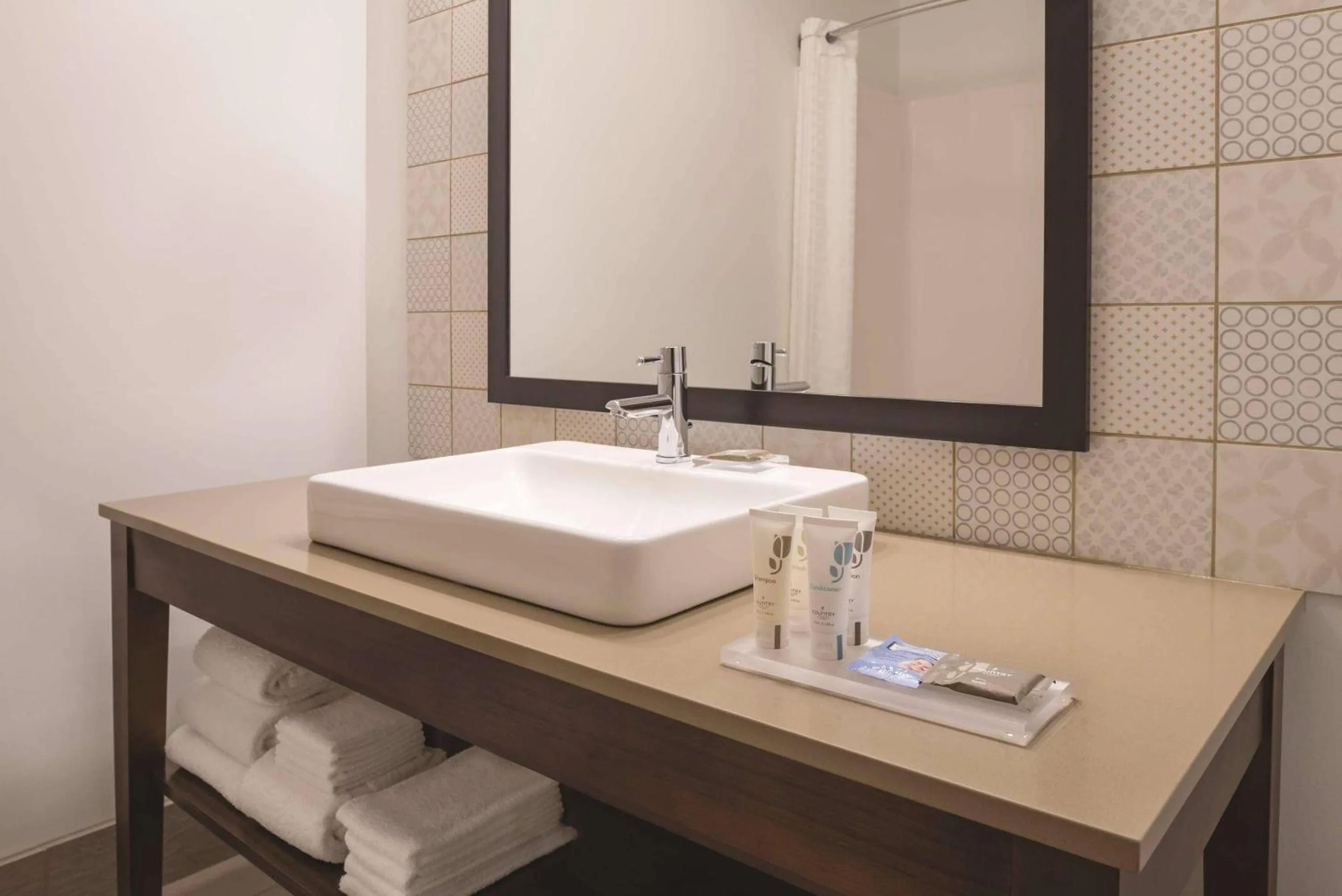 Bedroom in Country Inn & Suites by Radisson, Galena, IL