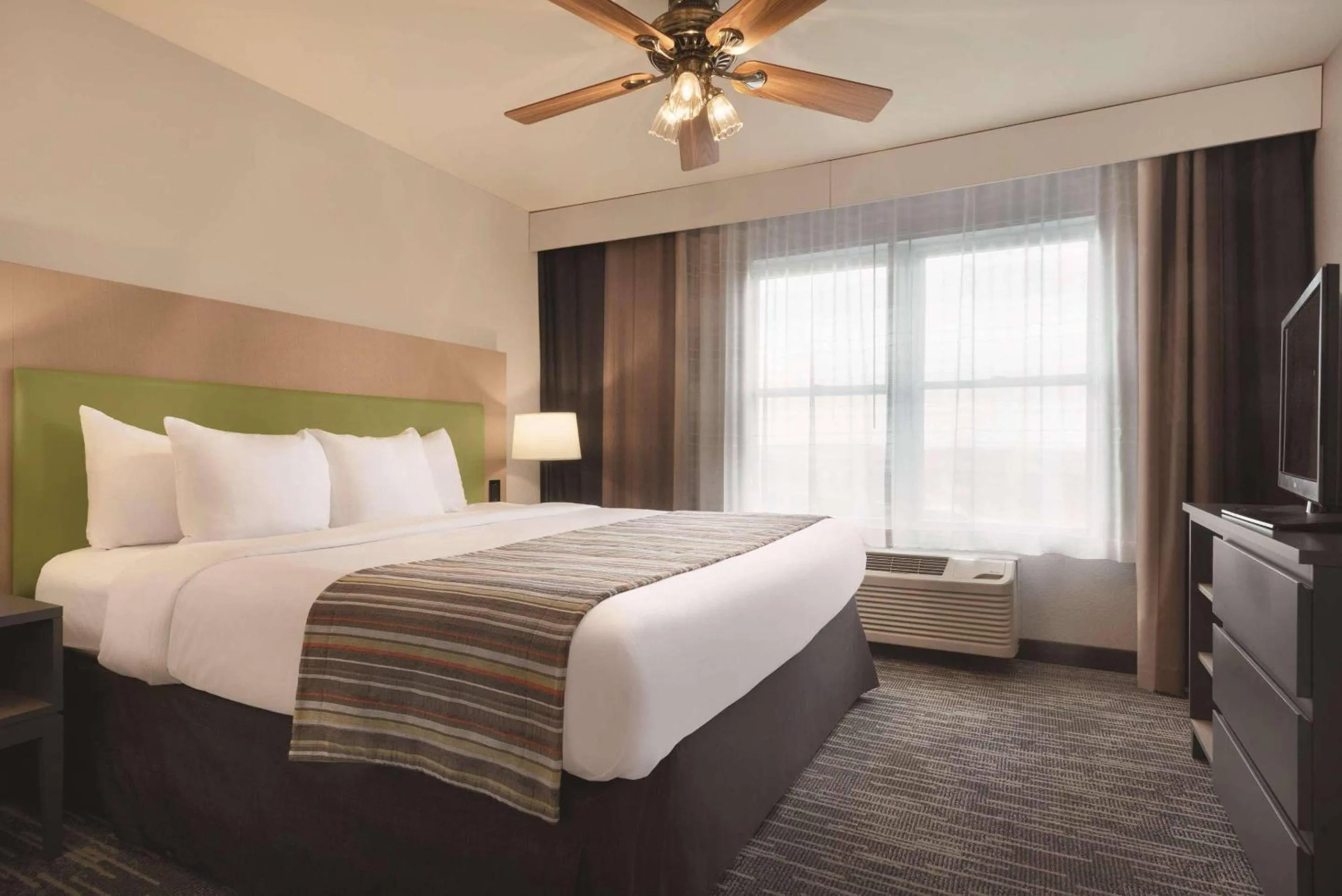 Bedroom, Bed in Country Inn & Suites by Radisson, Galena, IL