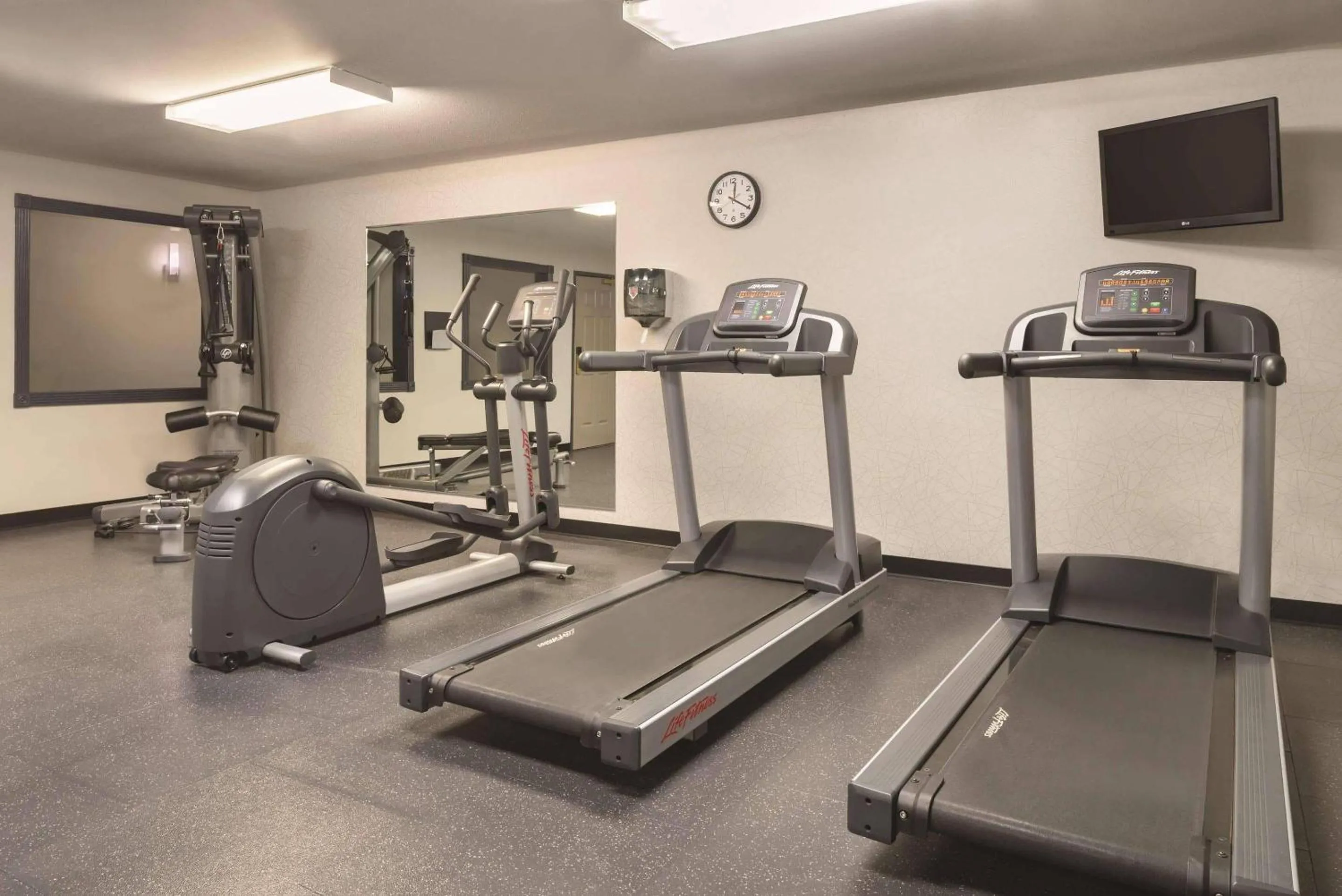 Fitness centre/facilities in Country Inn & Suites by Radisson, Galena, IL