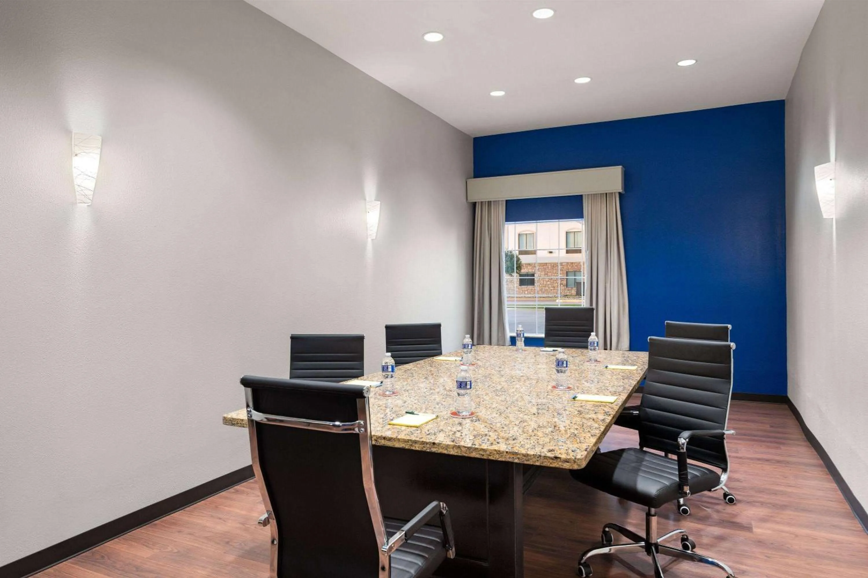 Meeting/conference room in La Quinta by Wyndham Denton - University Drive