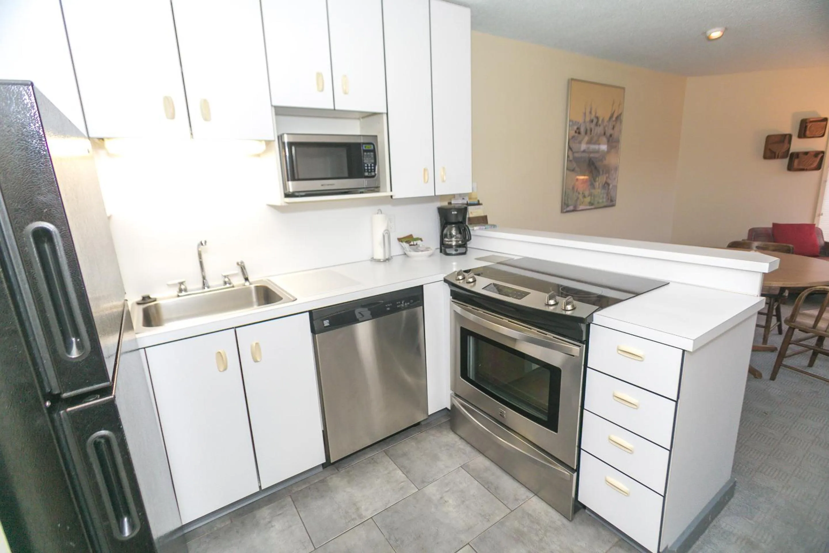 Kitchen or kitchenette in Grey Gull