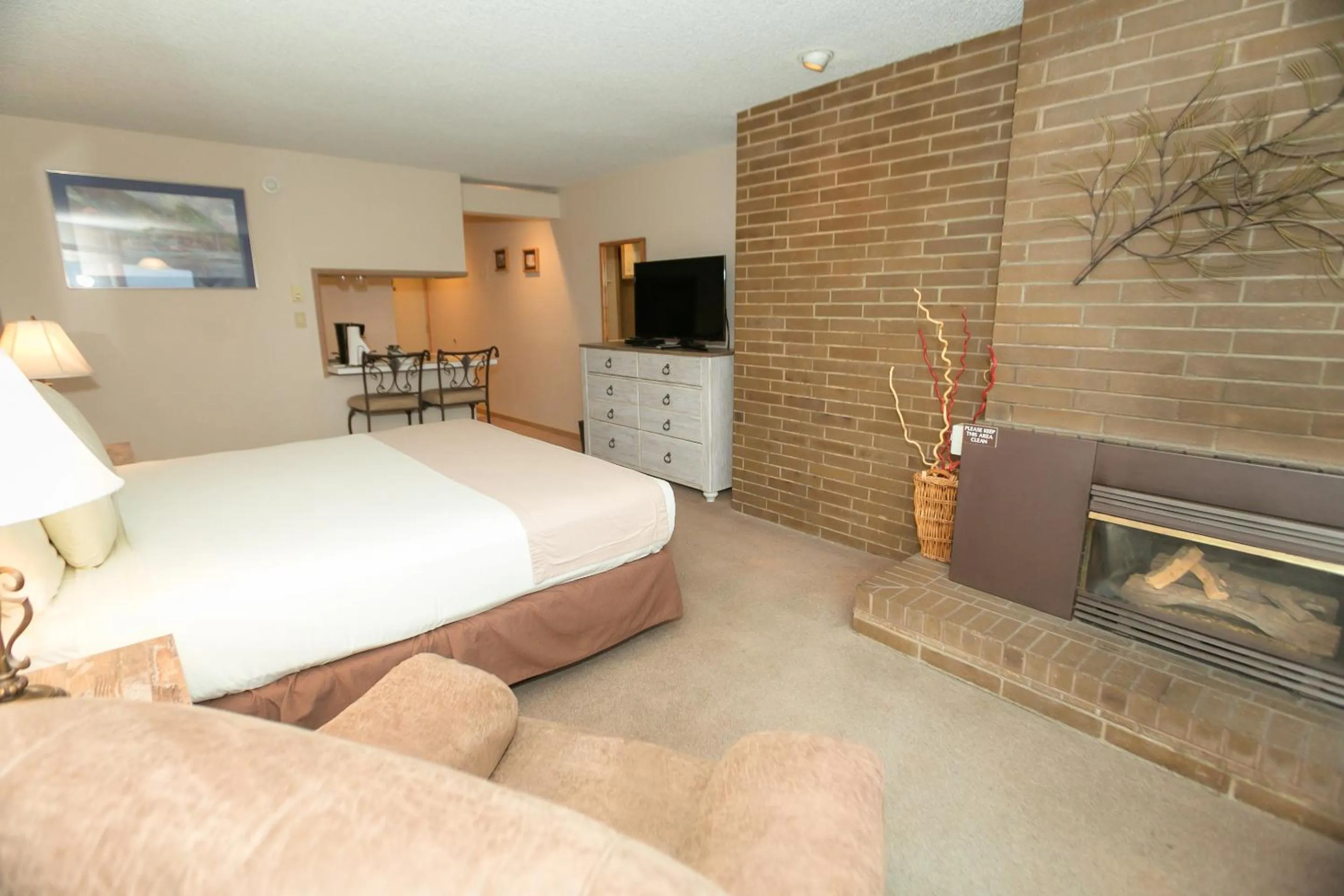 Photo of the whole room, Bed in Grey Gull