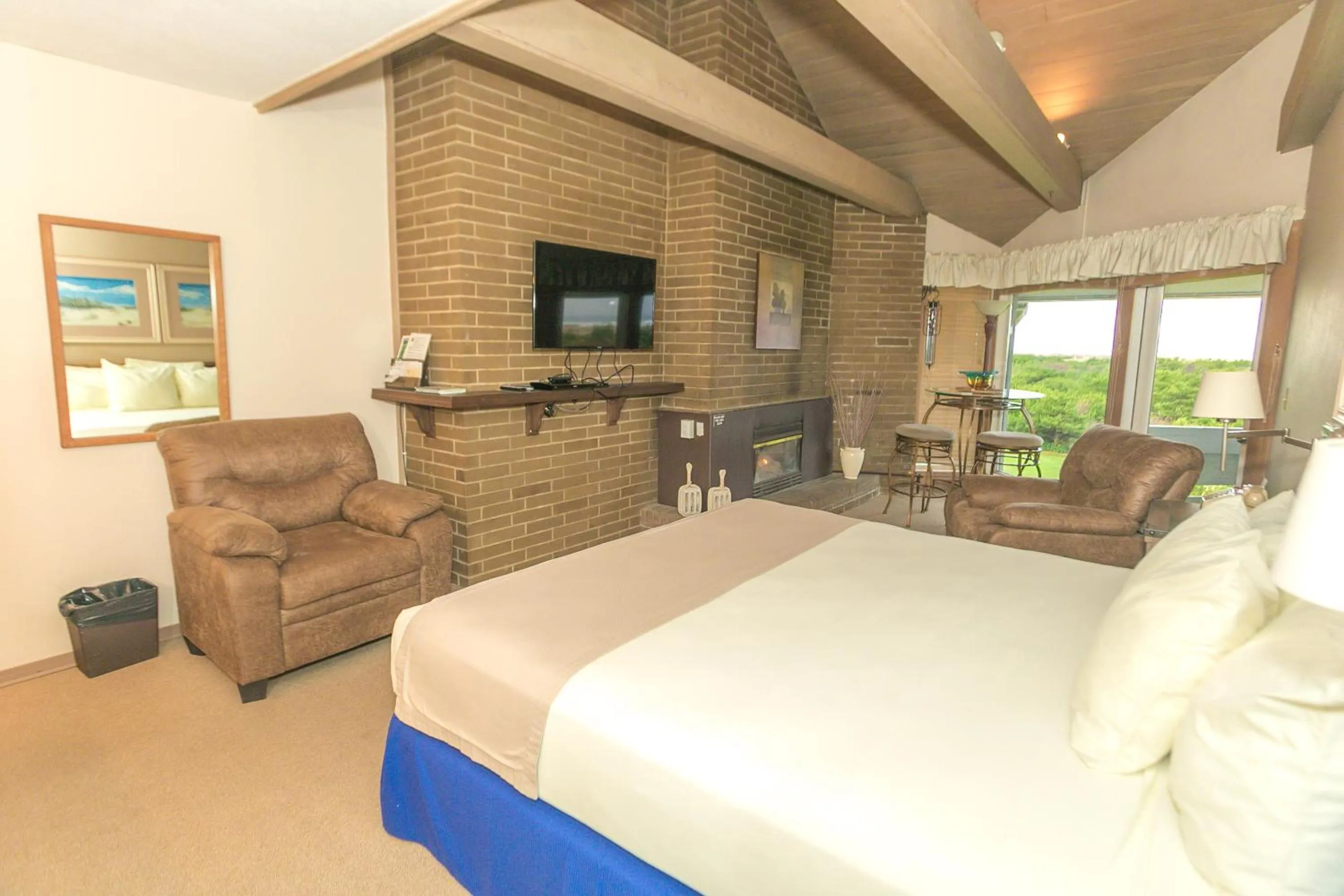 Photo of the whole room, Bed in Grey Gull