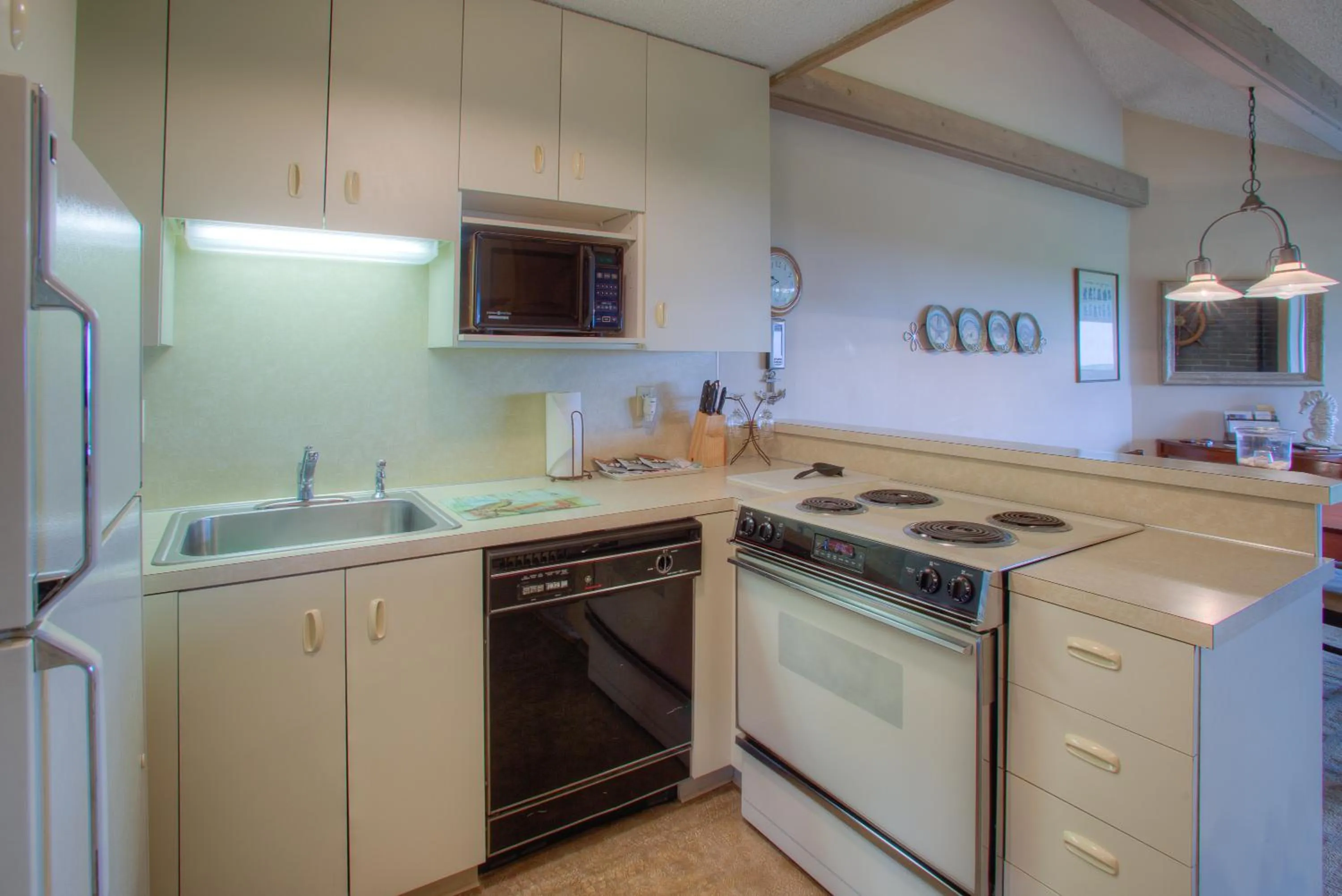 Kitchen or kitchenette in Grey Gull