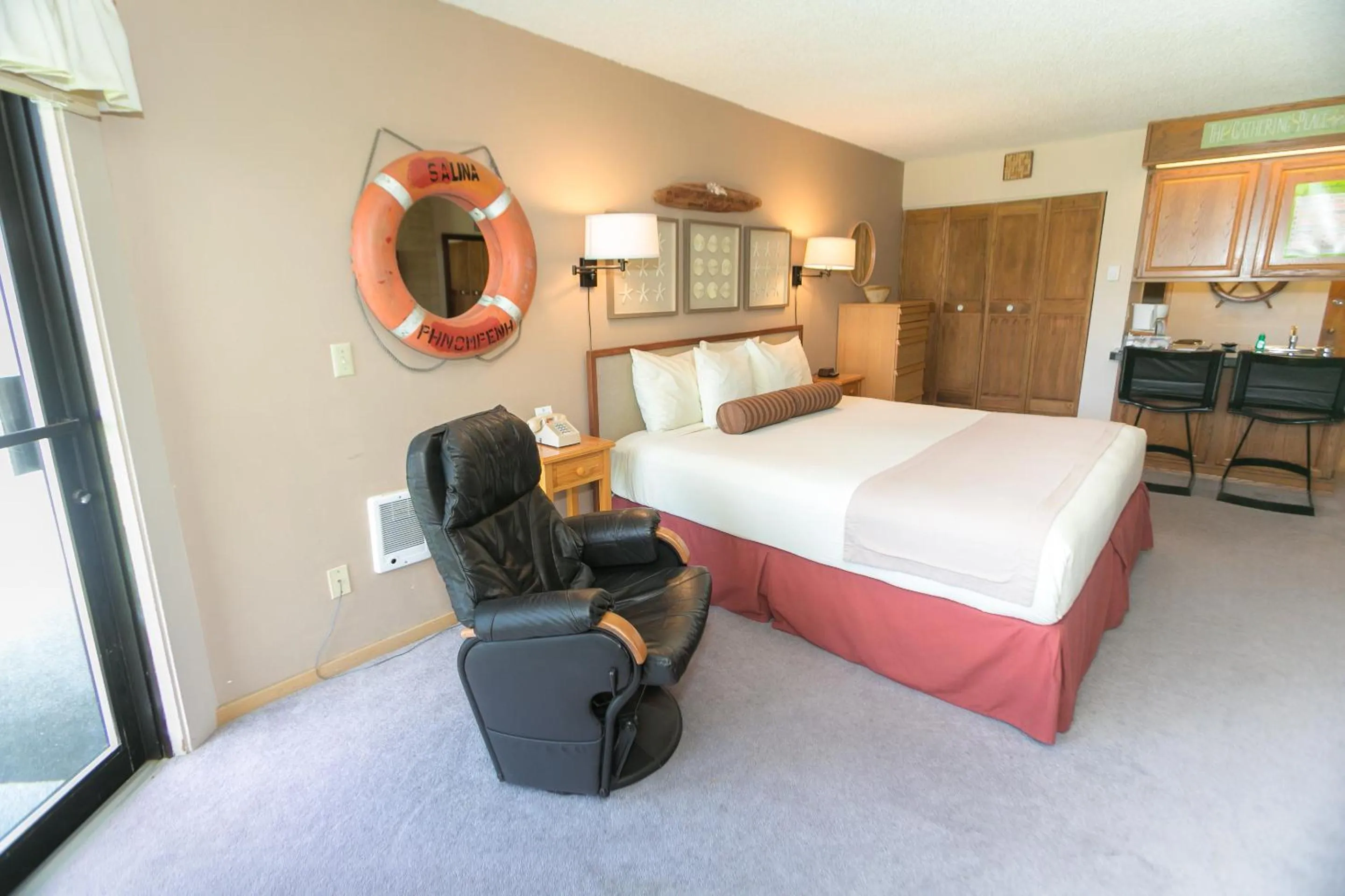 Photo of the whole room, Bed in Grey Gull