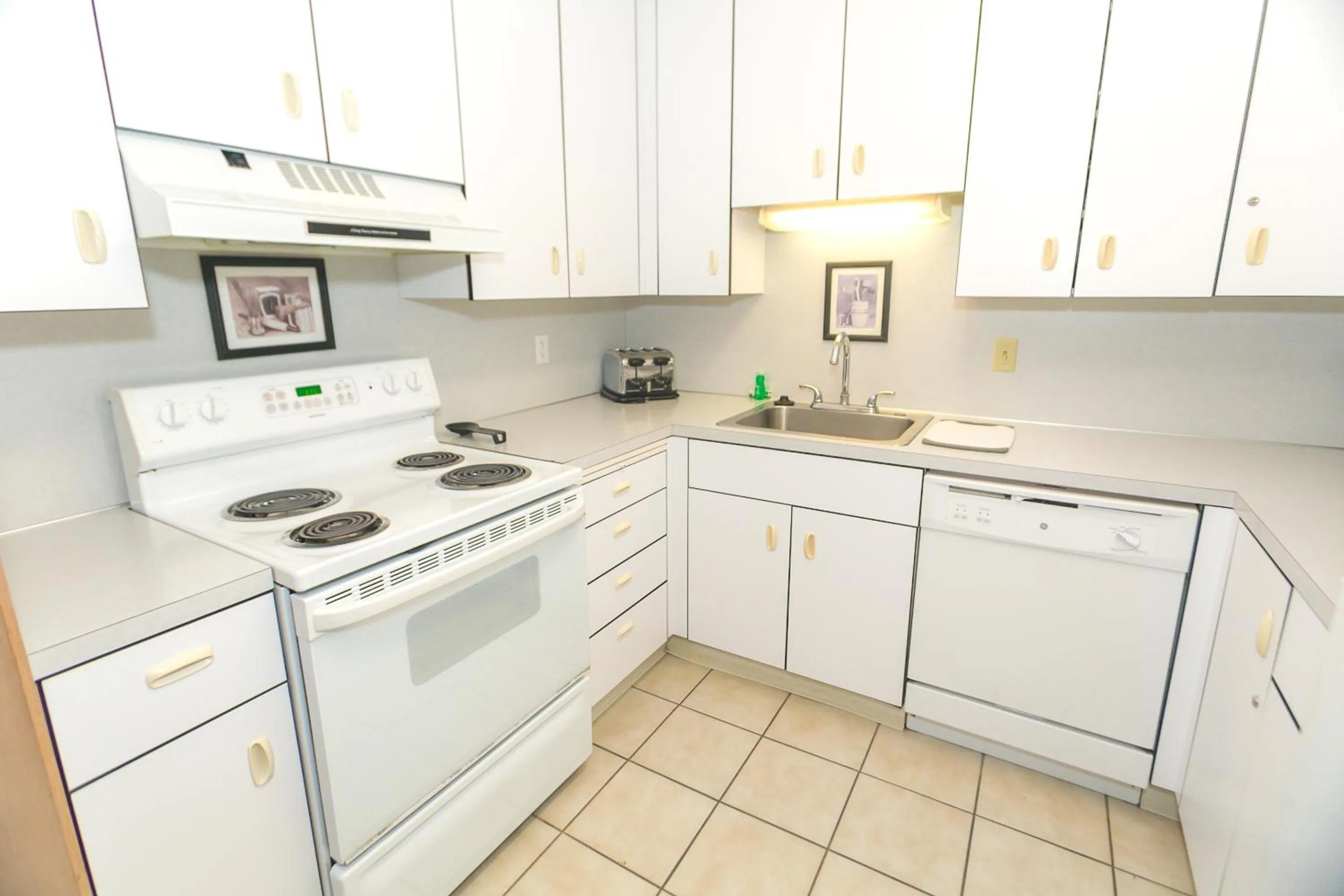 Kitchen or kitchenette in Grey Gull