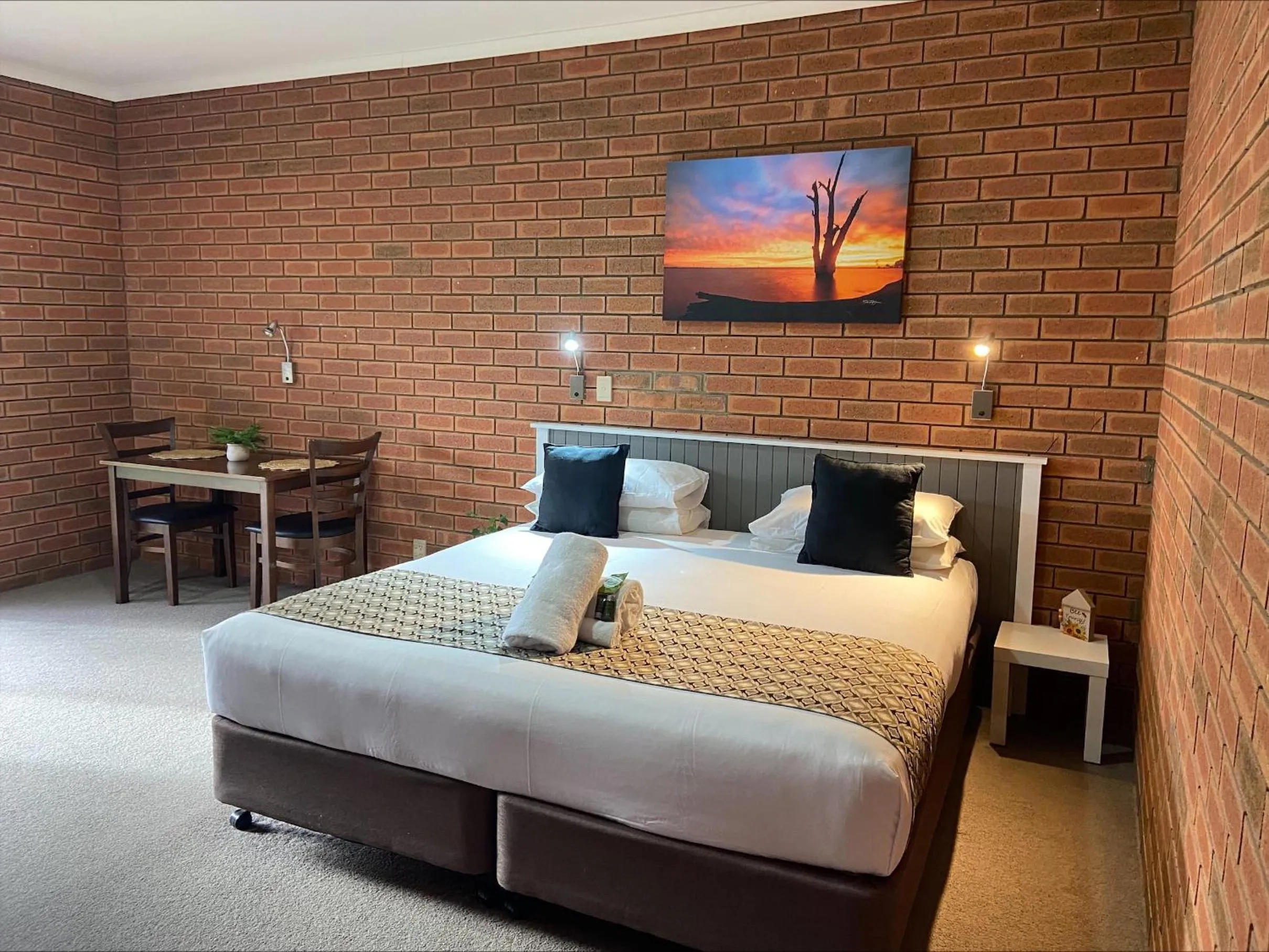 Bed in Ashleigh Court Motor Inn