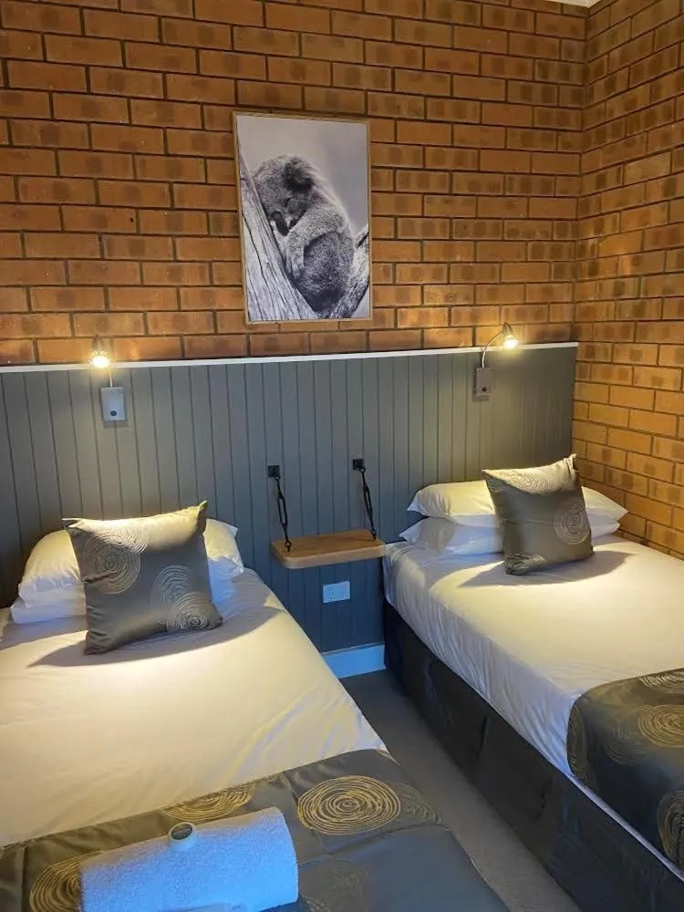 Bed in Ashleigh Court Motor Inn