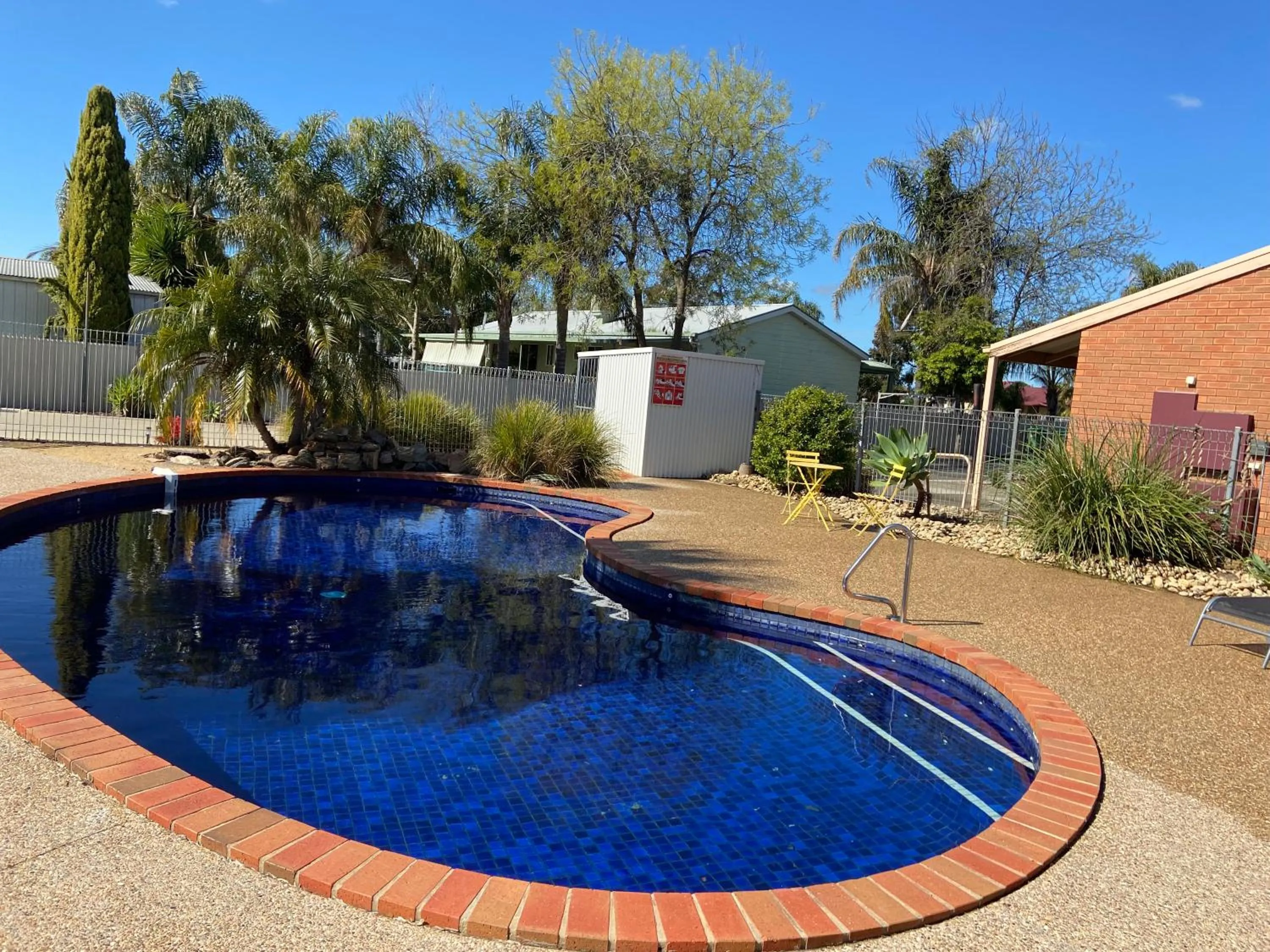 Swimming pool in Ashleigh Court Motor Inn