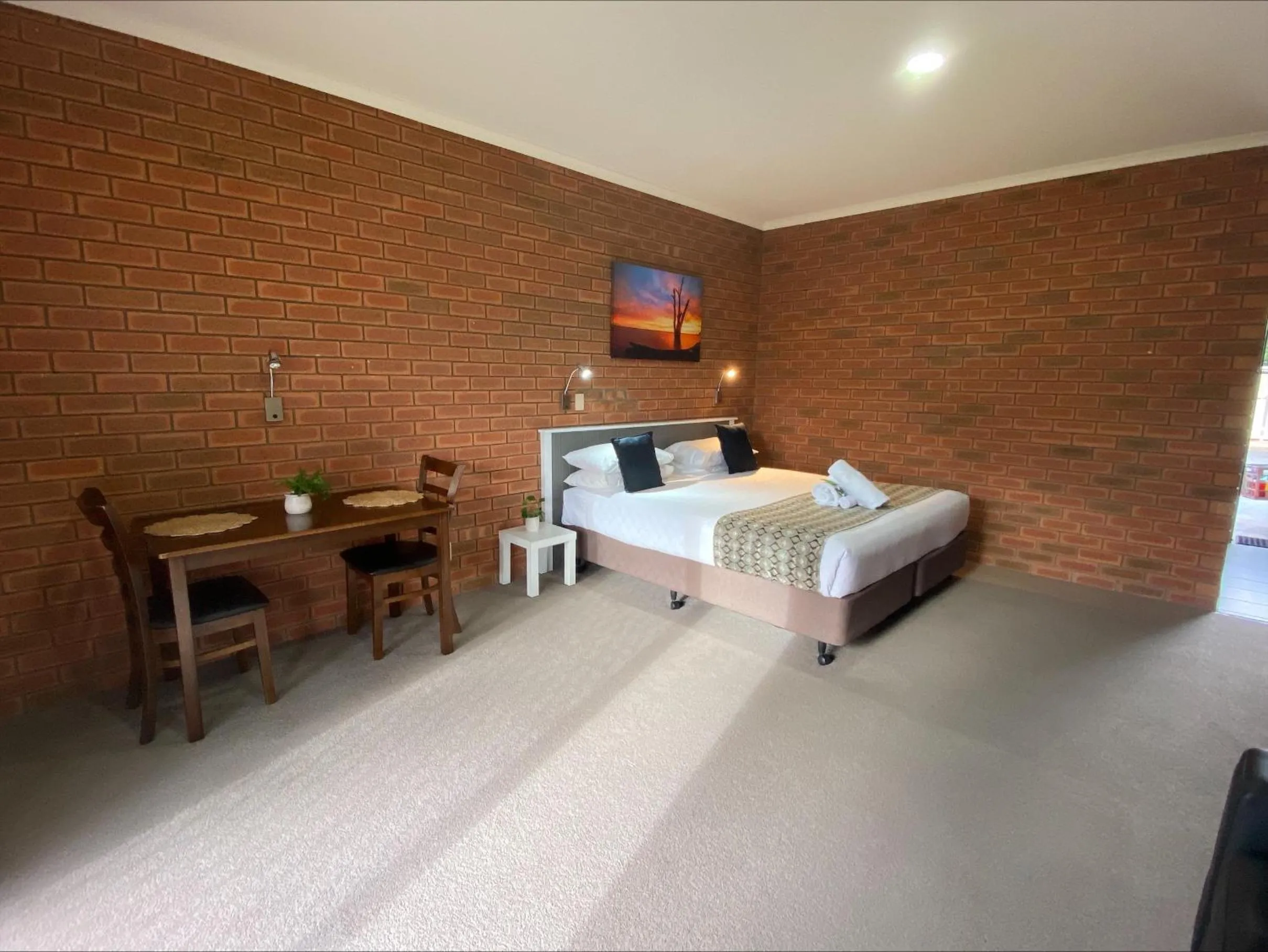 Bed in Ashleigh Court Motor Inn