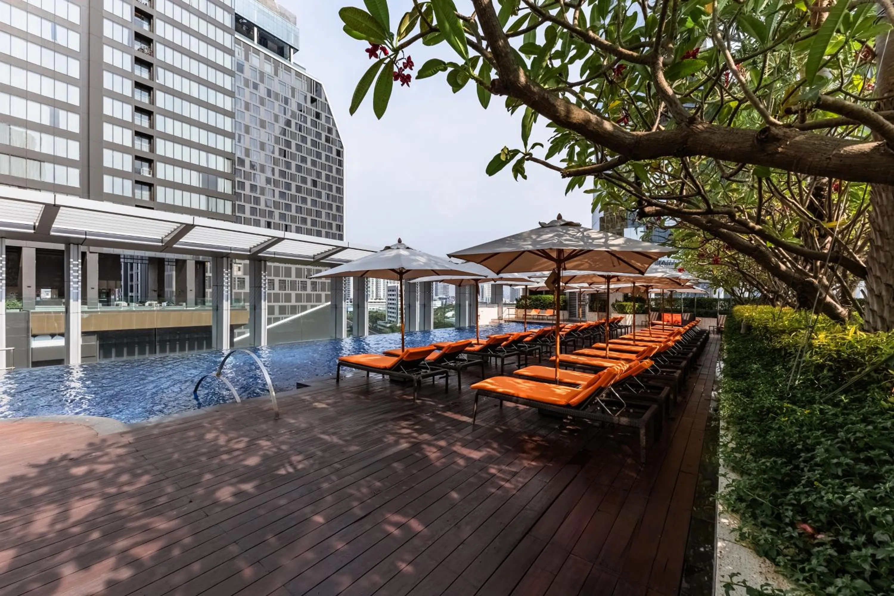 Swimming pool in Bangkok Marriott Hotel Sukhumvit