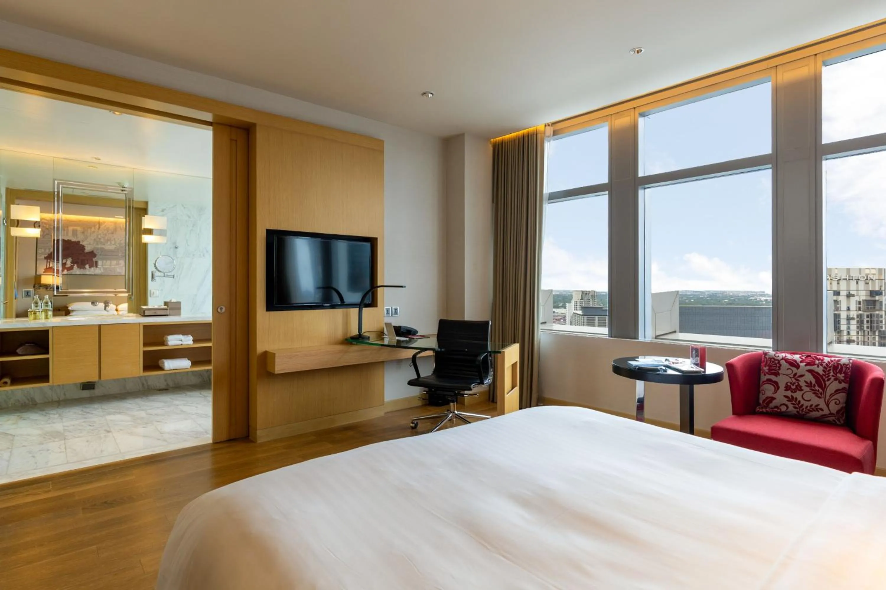 Photo of the whole room, Bed in Bangkok Marriott Hotel Sukhumvit