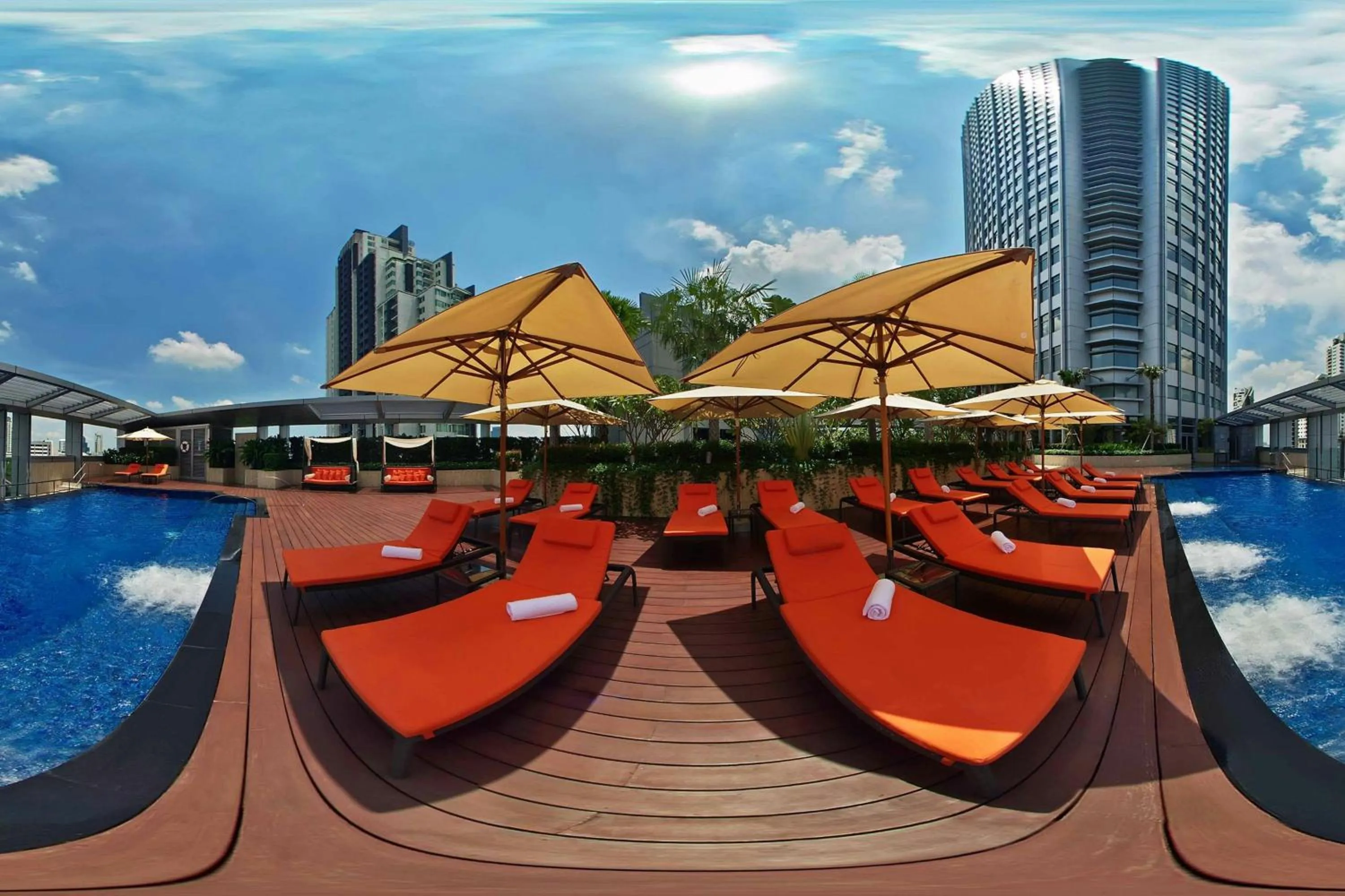 Swimming pool in Marriott Executive Apartments Bangkok, Sukhumvit Thonglor
