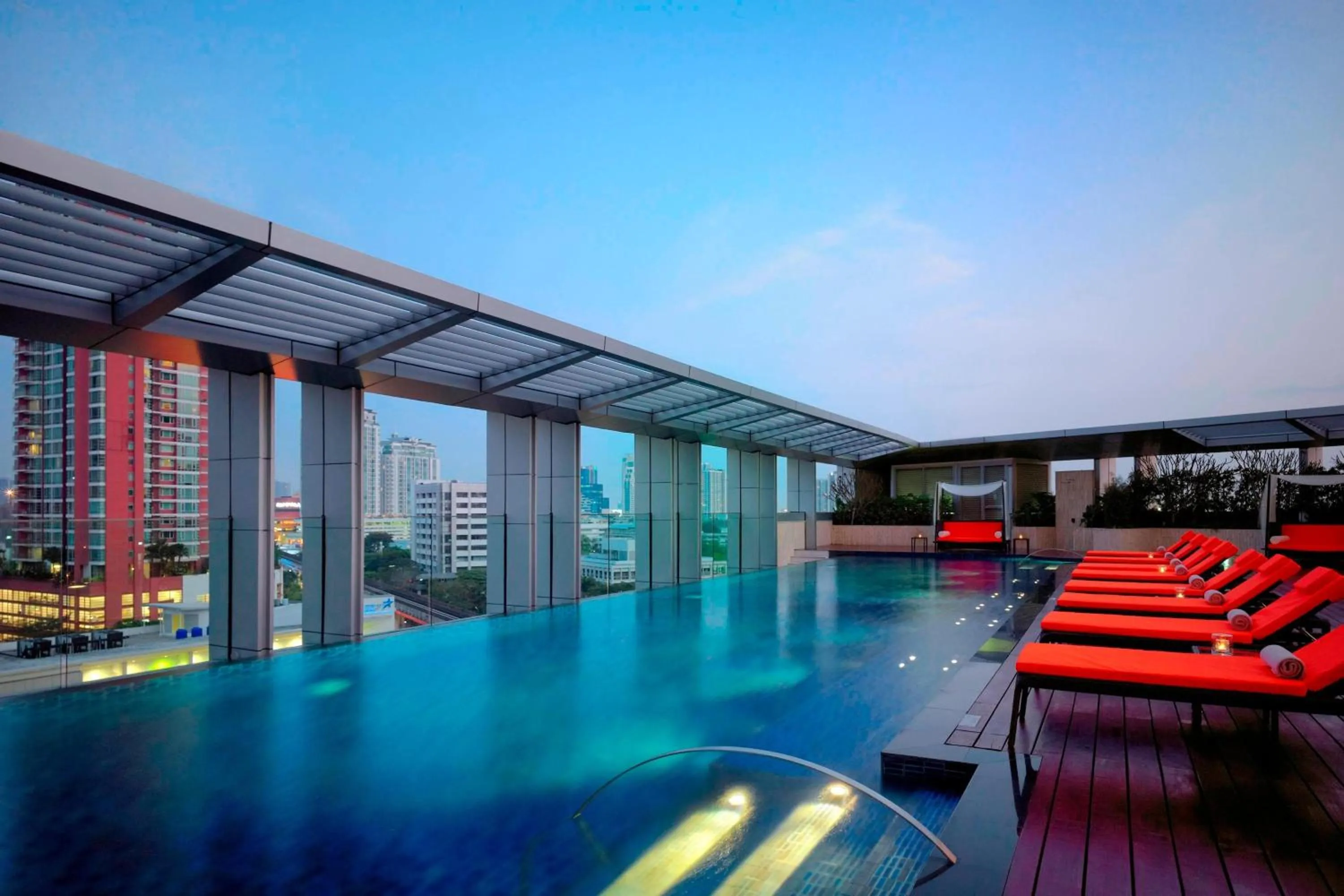 Swimming pool in Marriott Executive Apartments Bangkok, Sukhumvit Thonglor