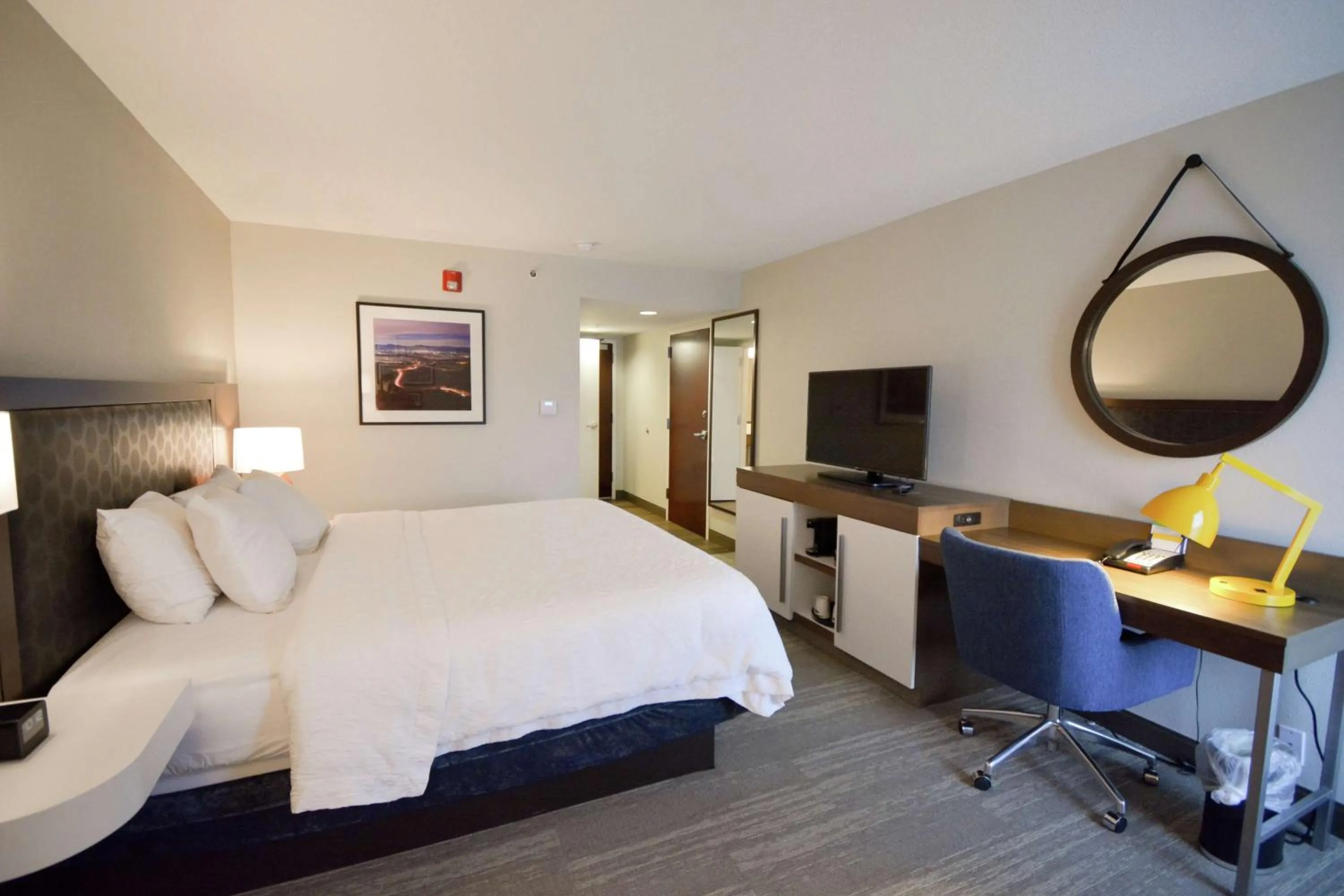 Bedroom, Bed in Hampton Inn Salem East - Electric Road