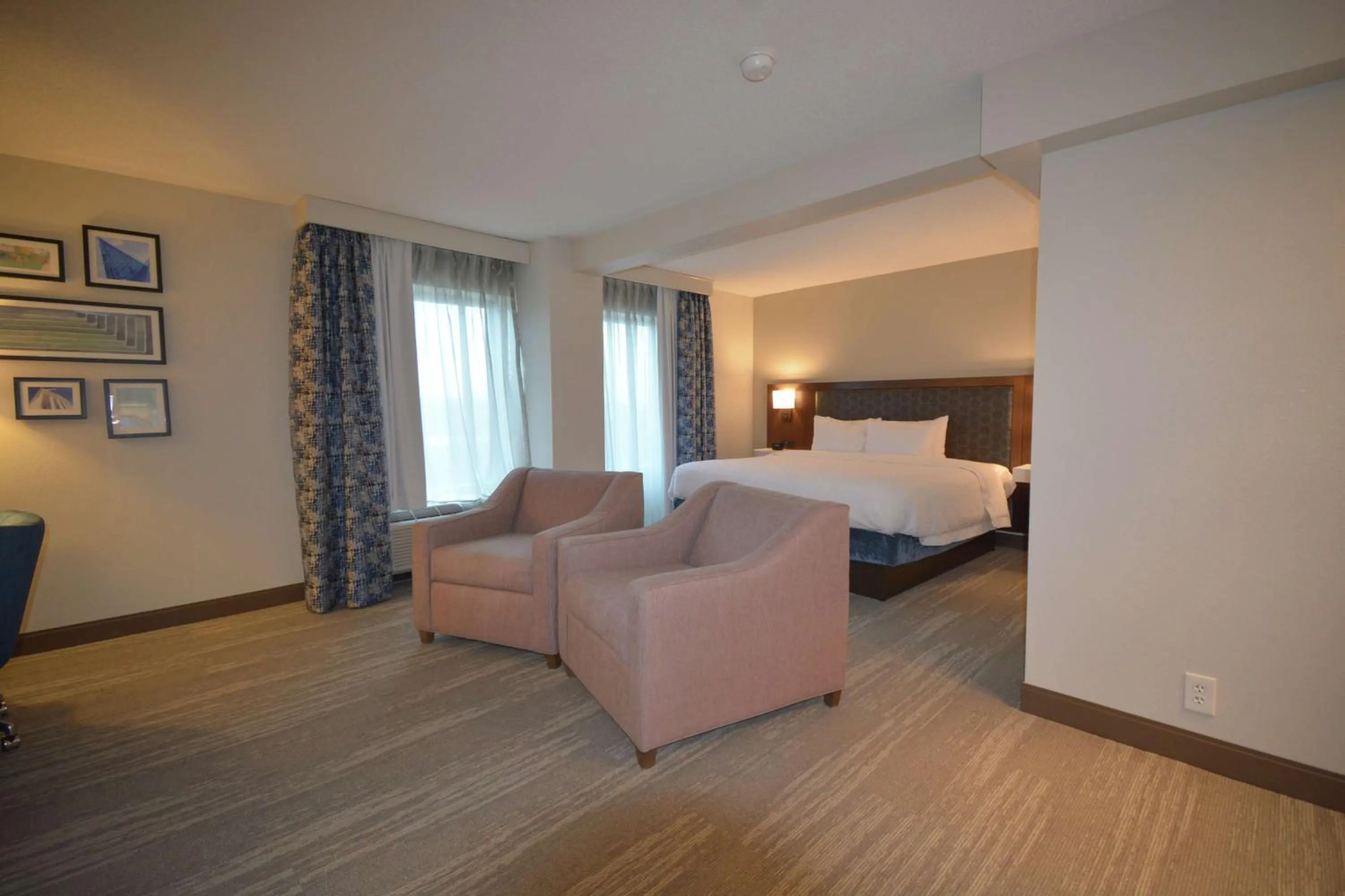 Bedroom, Bed in Hampton Inn Salem East - Electric Road