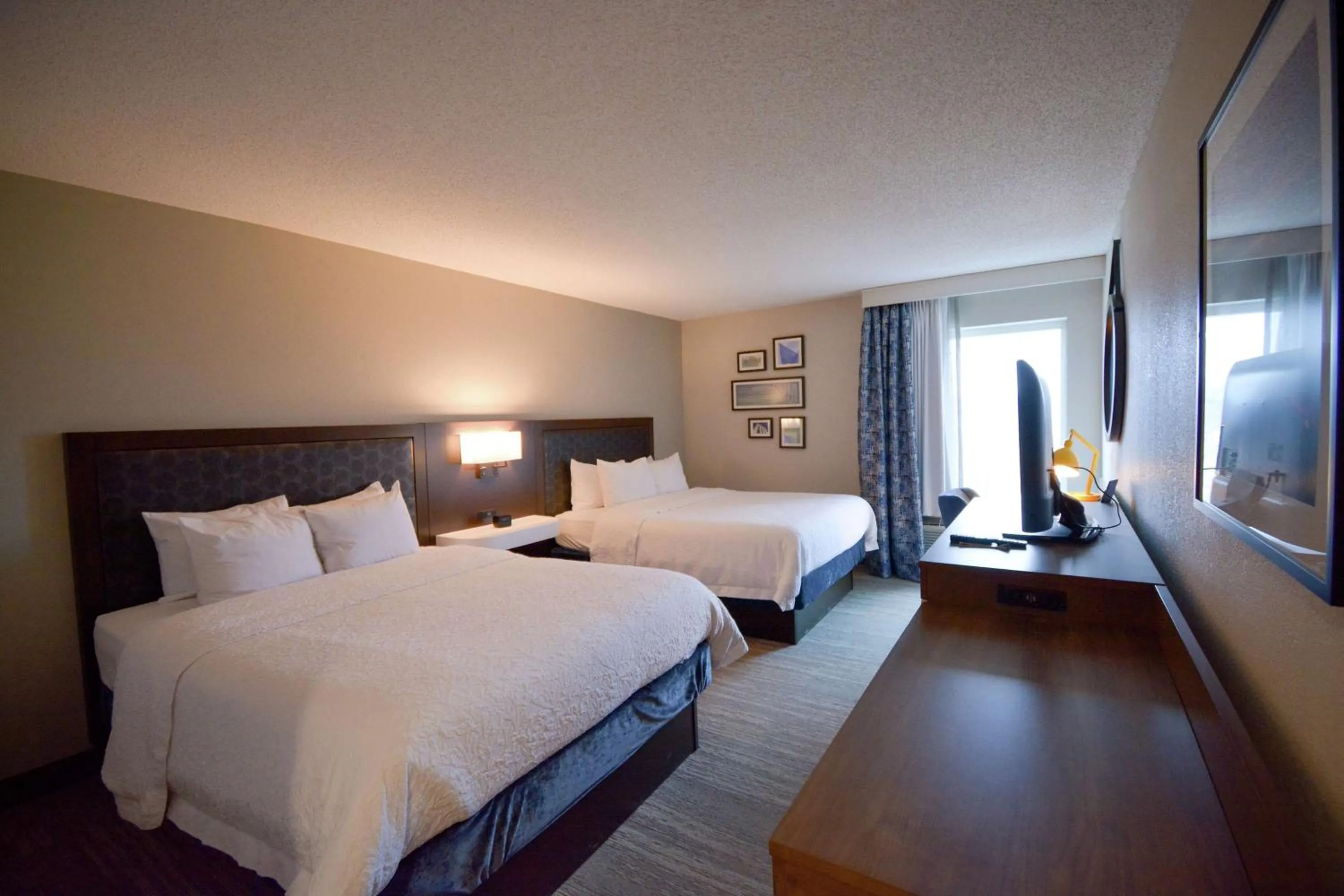 Bedroom, Bed in Hampton Inn Salem East - Electric Road