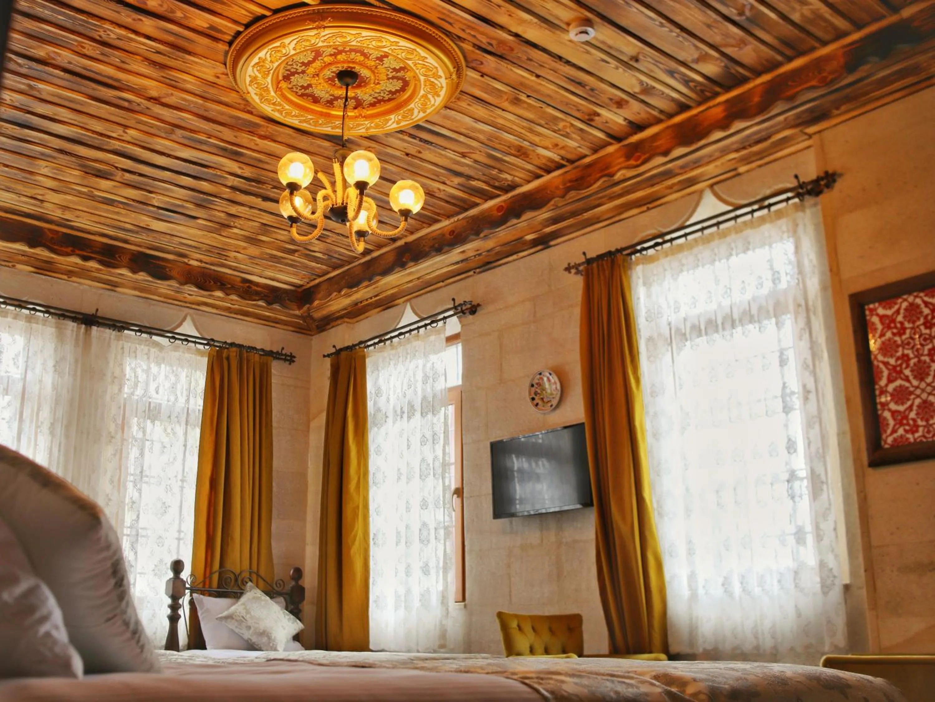 Bed in Caravanserai Inn Hotel