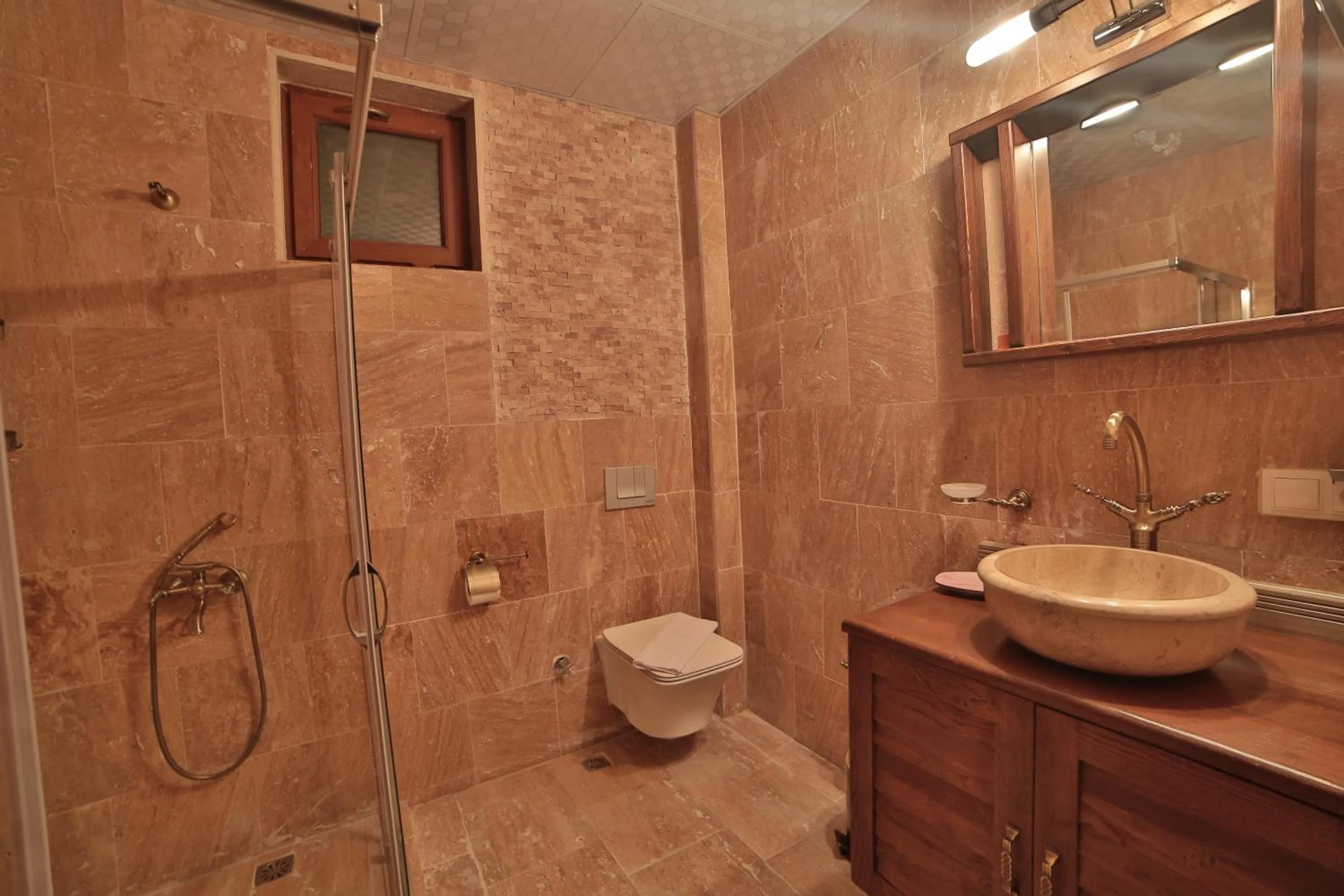 Shower in Caravanserai Inn Hotel