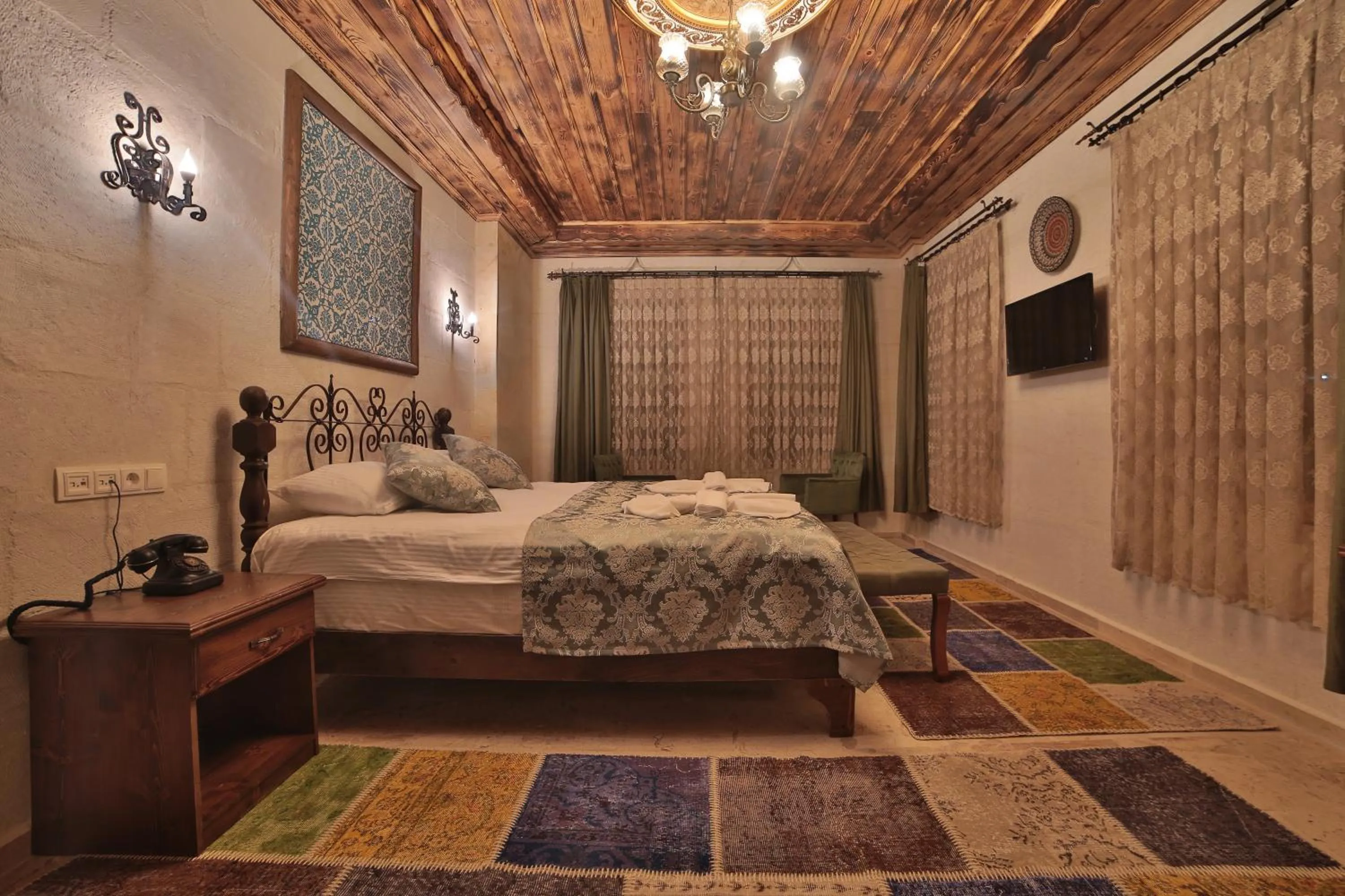 Bed in Caravanserai Inn Hotel