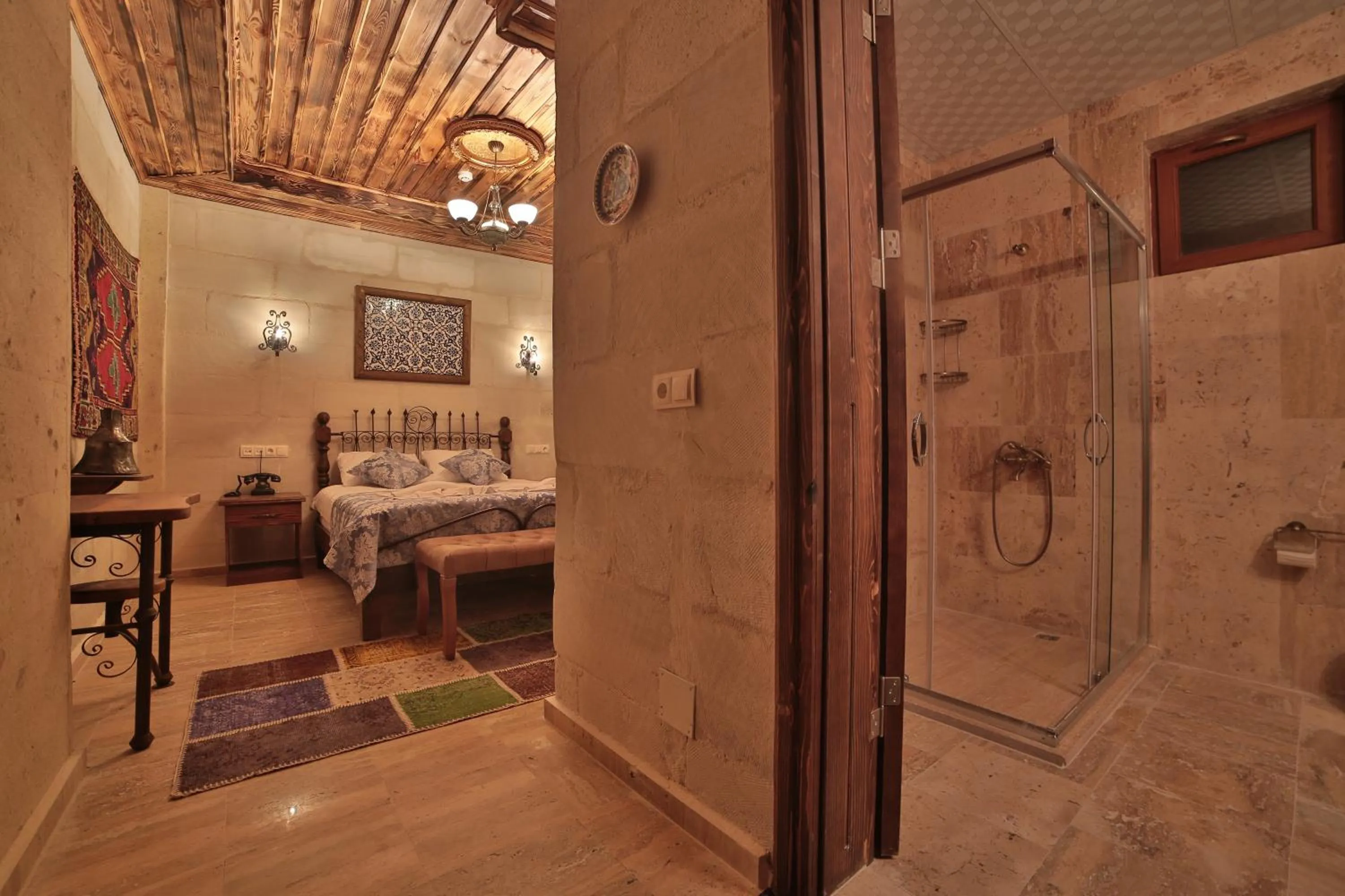 Shower, Bed in Caravanserai Inn Hotel