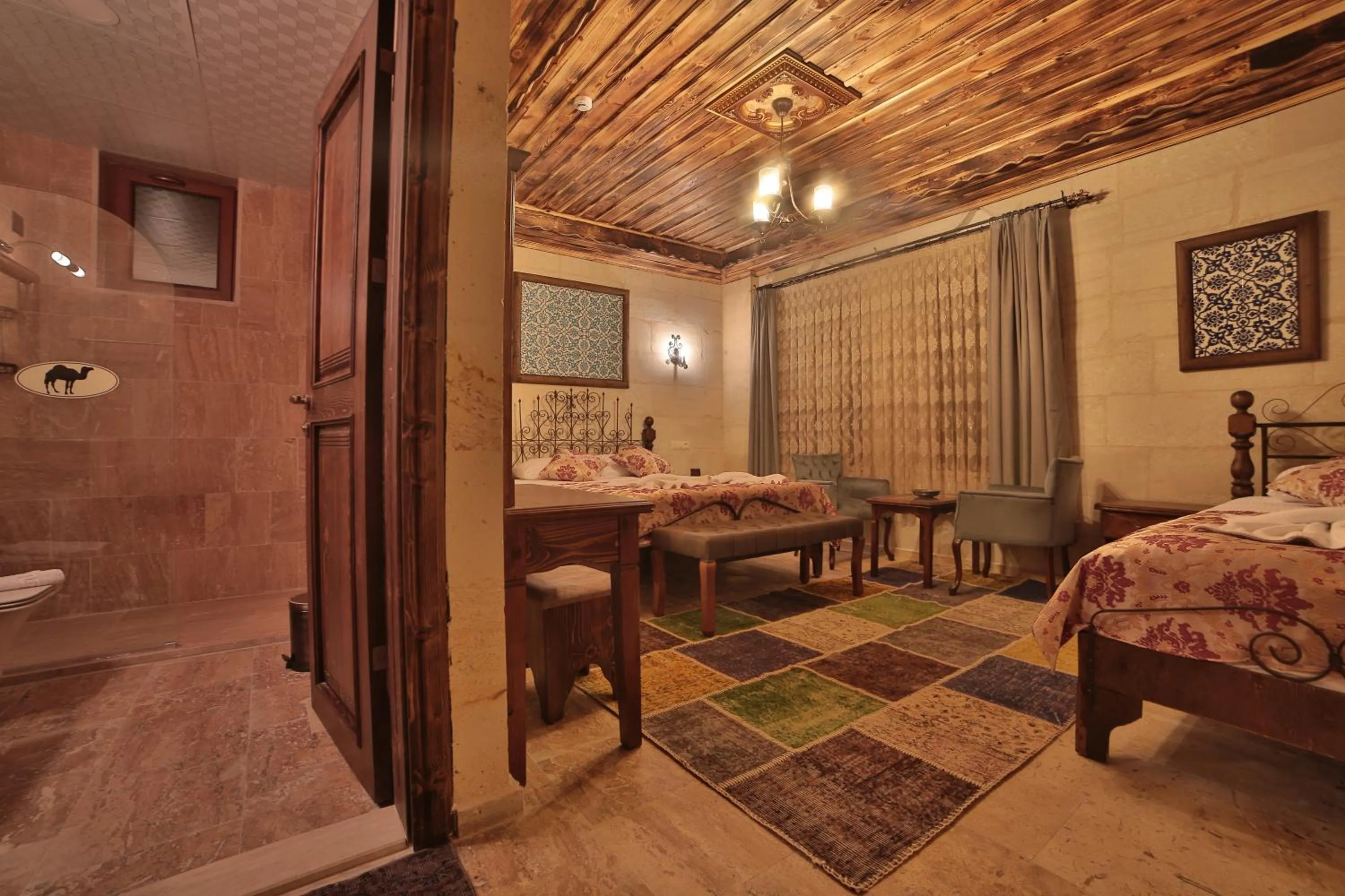 Shower, Bed in Caravanserai Inn Hotel