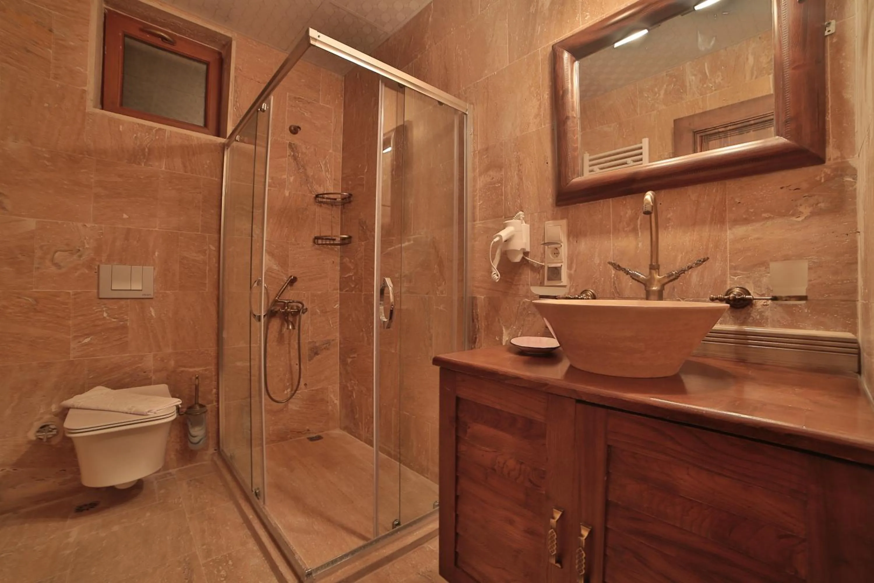 Shower in Caravanserai Inn Hotel