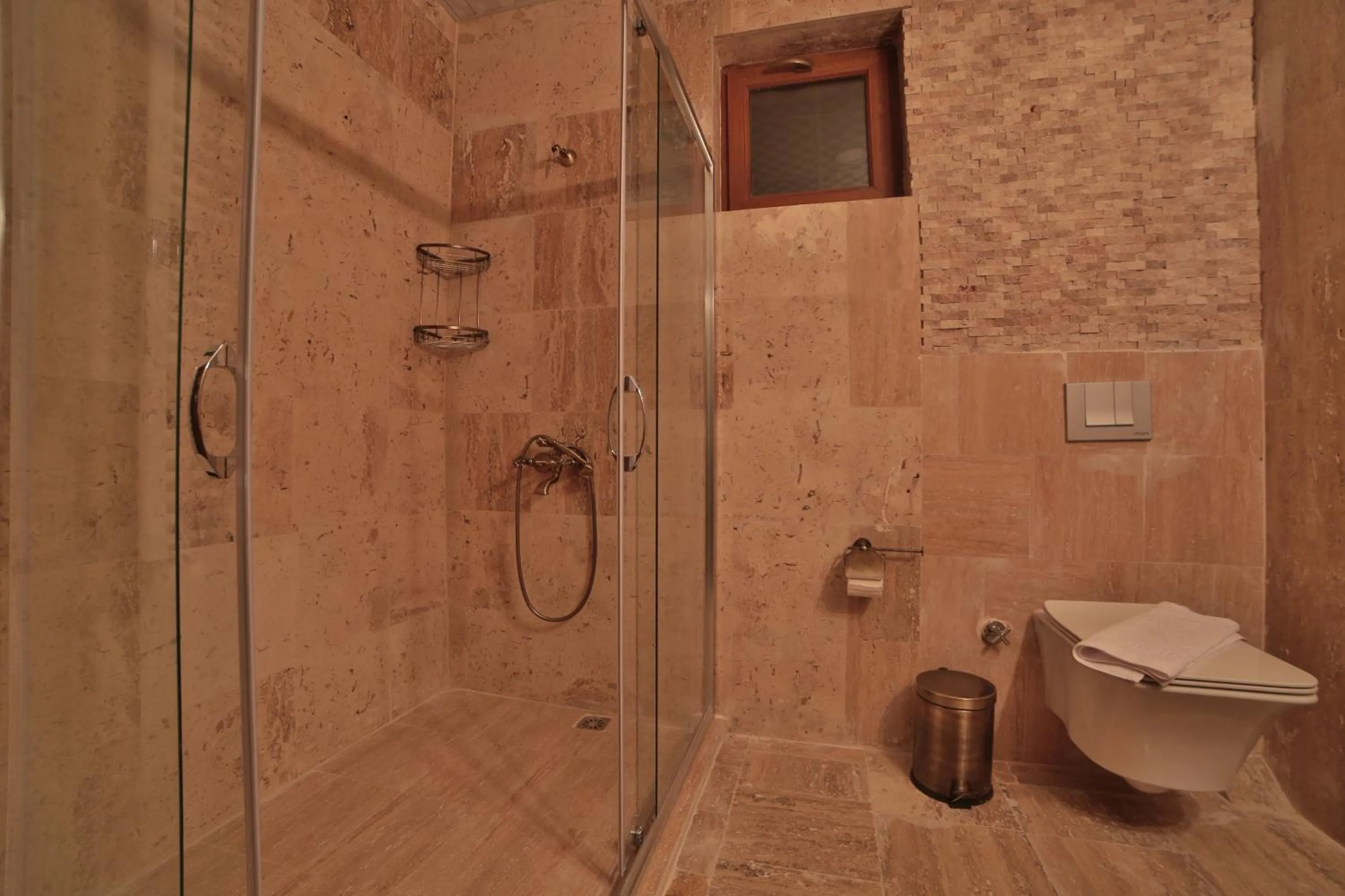 Shower in Caravanserai Inn Hotel