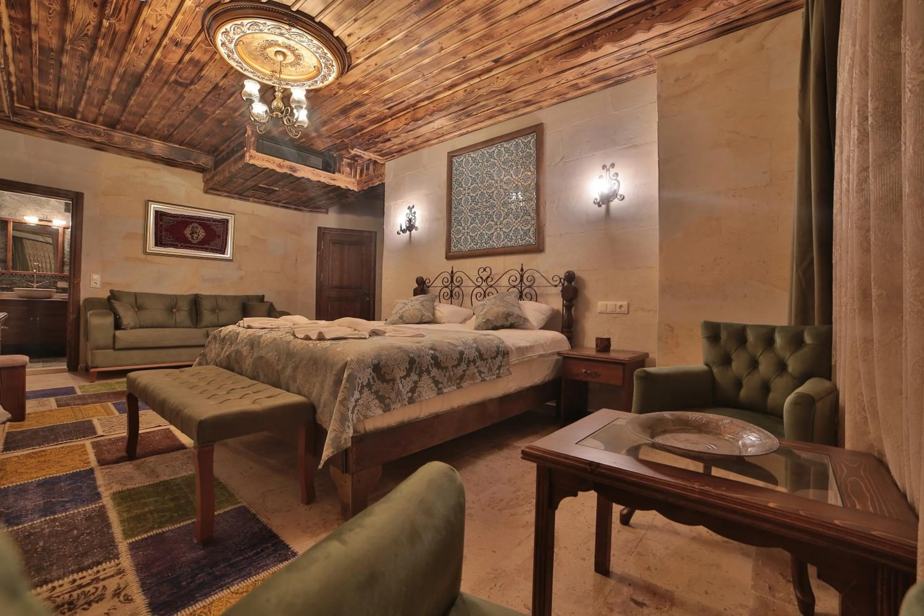 Shower, Bed in Caravanserai Inn Hotel