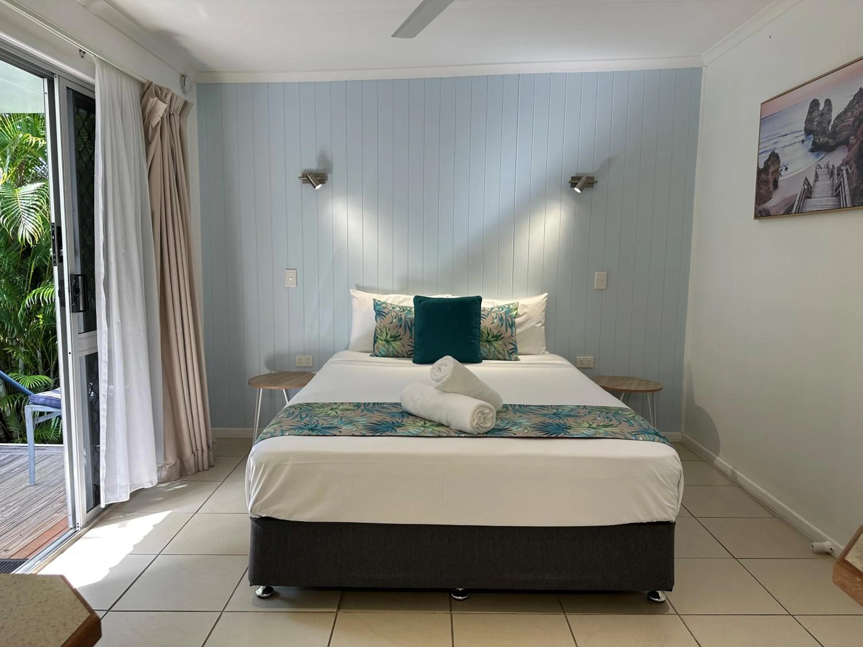 Bed in Cardwell Beachfront Motel